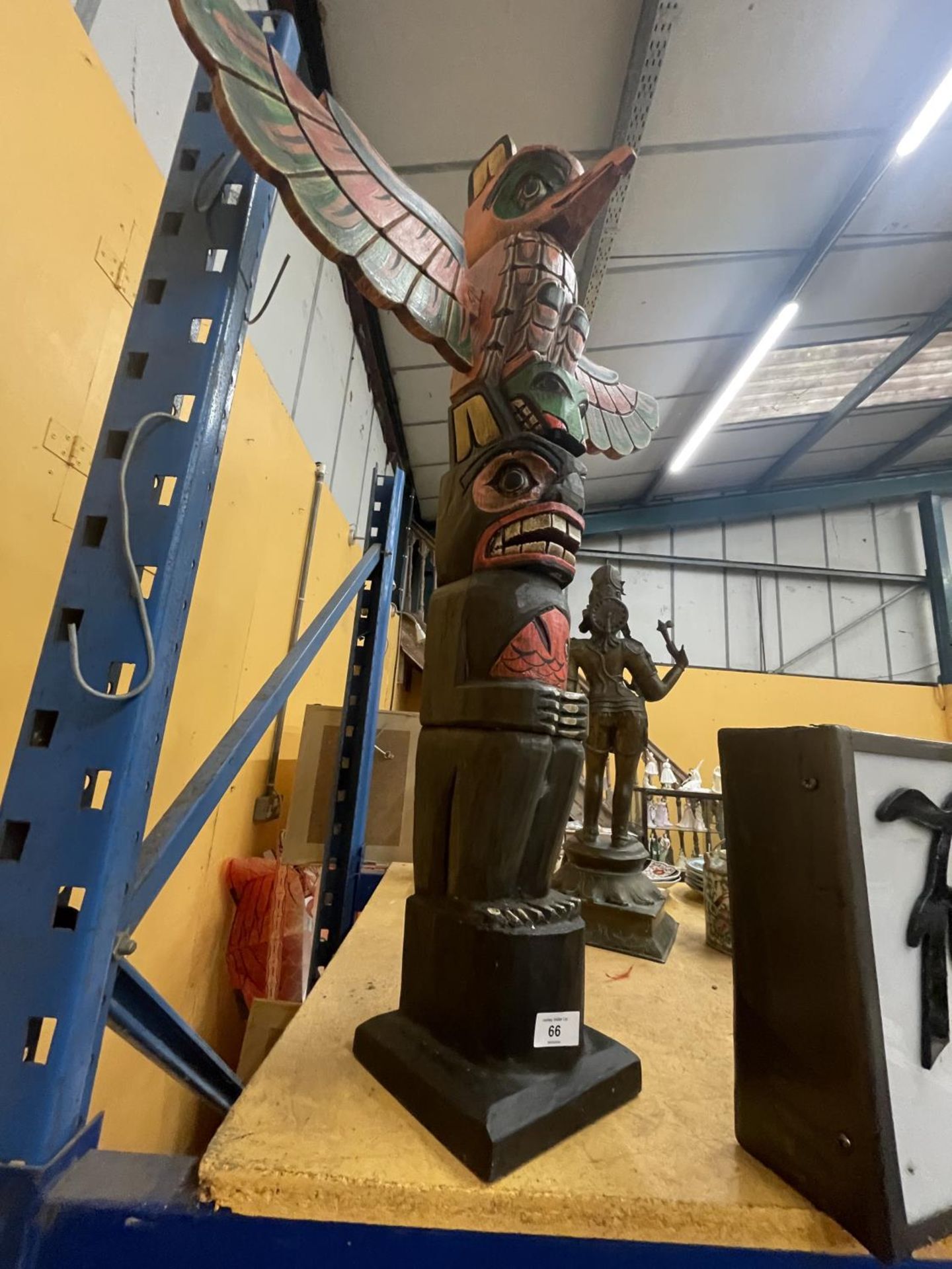 A CARVED WOODEN TOTEM POLE - Image 8 of 8
