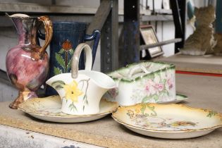 A MIXED LOT TO INCLUDE TWO ROYAL FOLEY WARE PLATES, A RADFORD POSY BOWL, A OLDCOURT WARE HANDPAINTED