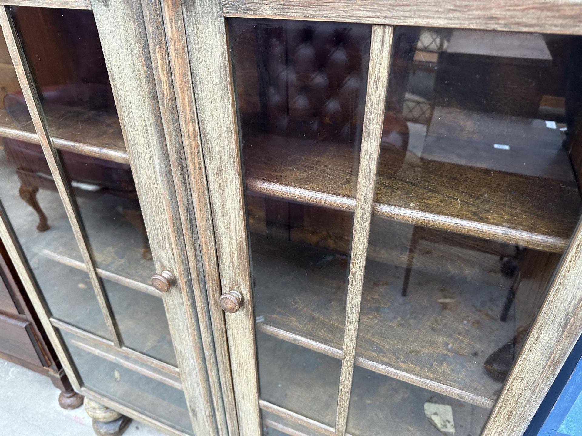 A MID 20TH CENTURY OAK TWO DOOR DISPLAY CABINET, 36" WIDE - Image 3 of 4