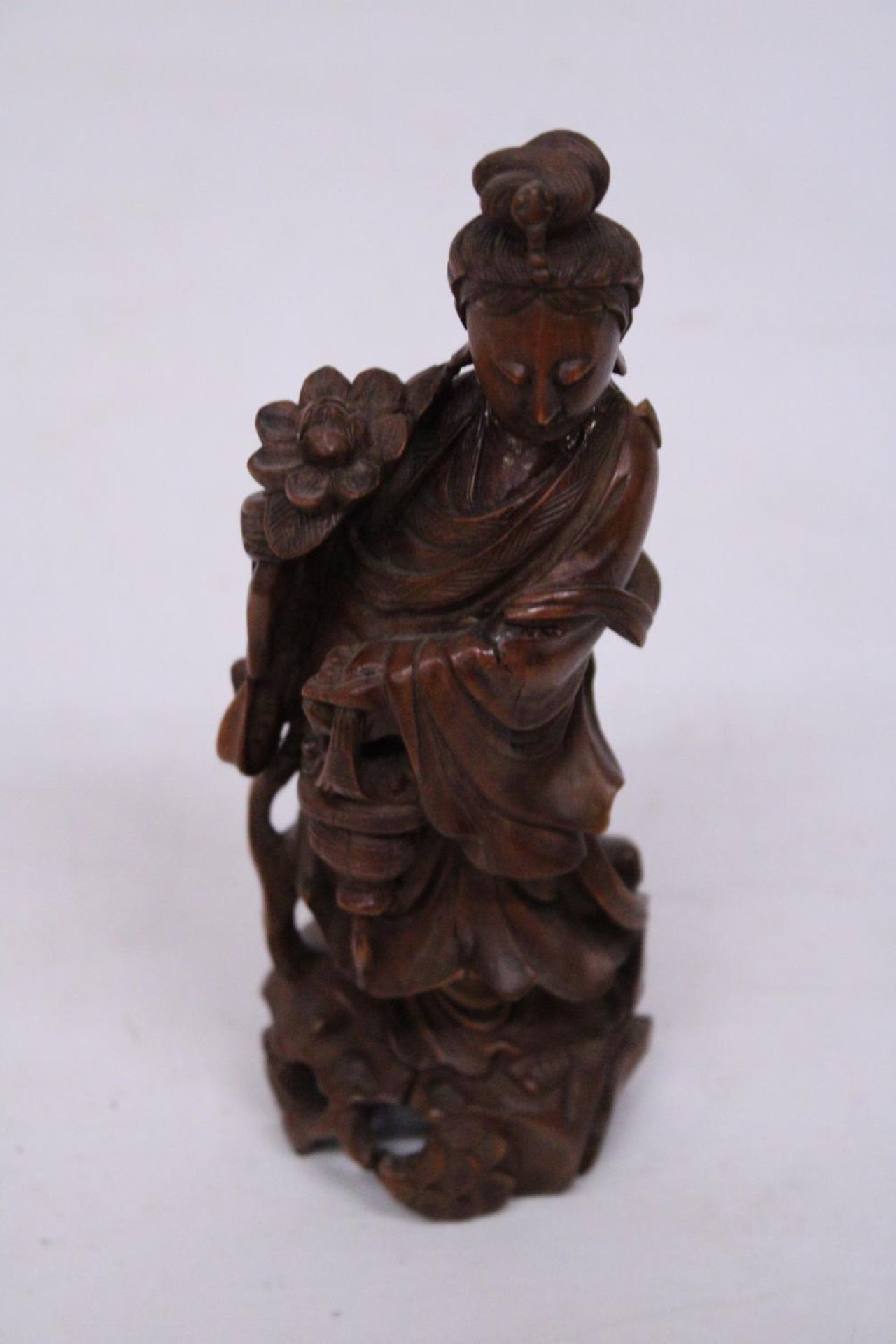 A CHINESE CARVED ROOTWOOD FIGURE OF A GEISHA GIRL, HEIGHT 19.5 CM - Image 5 of 5