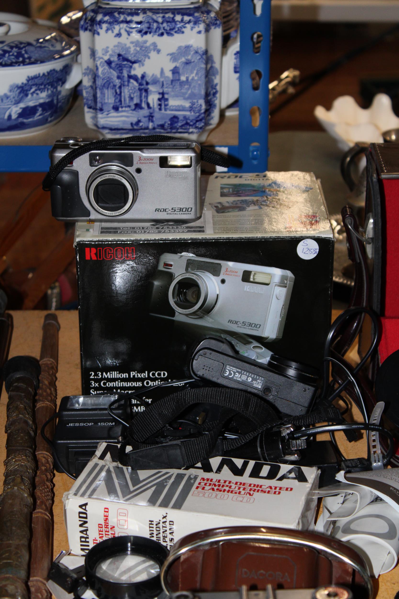 A COLLECTION OF CAMERAS TO INCLUDE, DACORA DIGNETTE, RICOH RDC-5300 DIGITAL CAMERA, CUPILO GX, BOLEX - Image 3 of 5