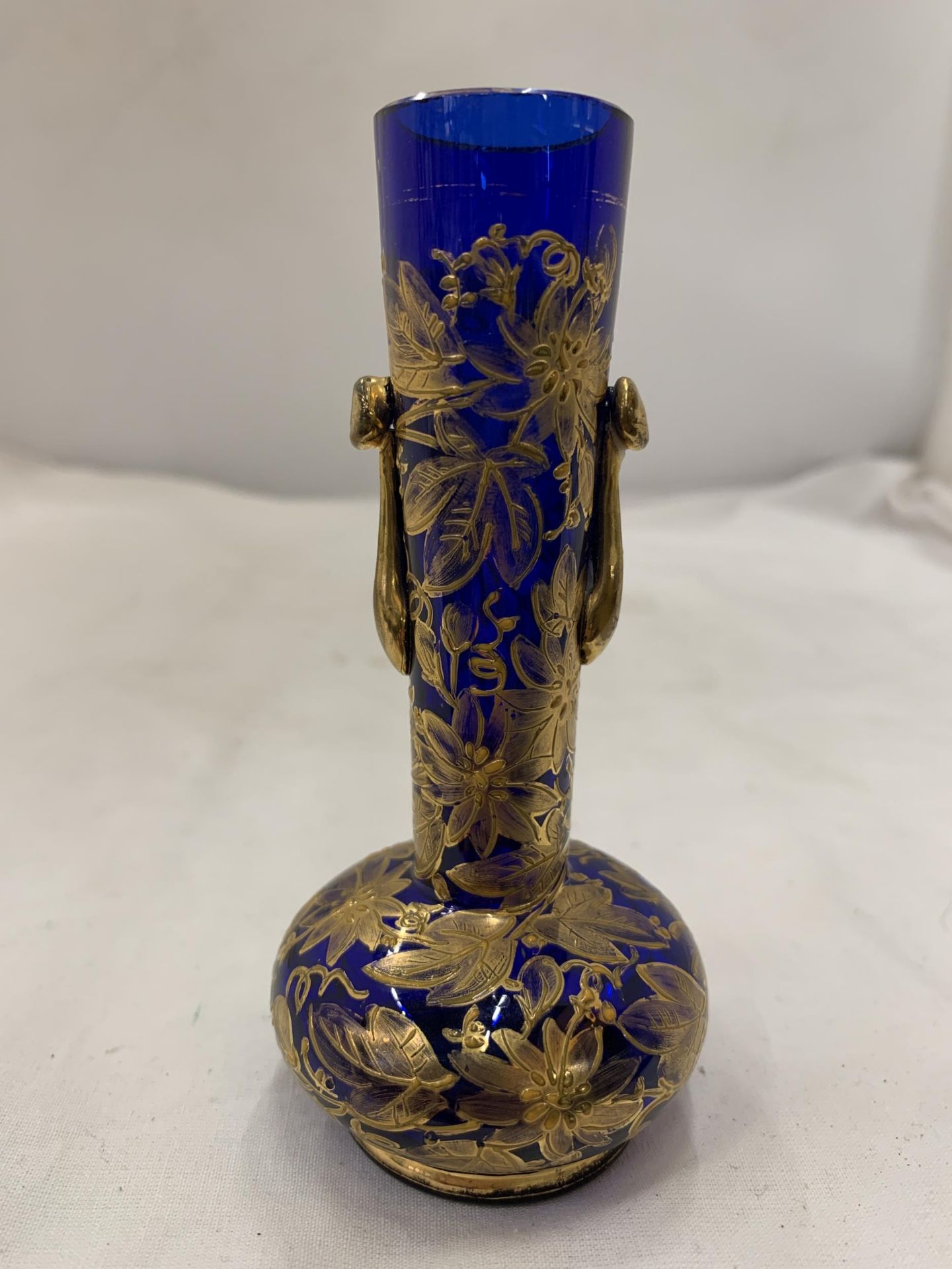 A STOURBRIDGE, BLUE GILT GLASS VASE, HEIGHT 12CM