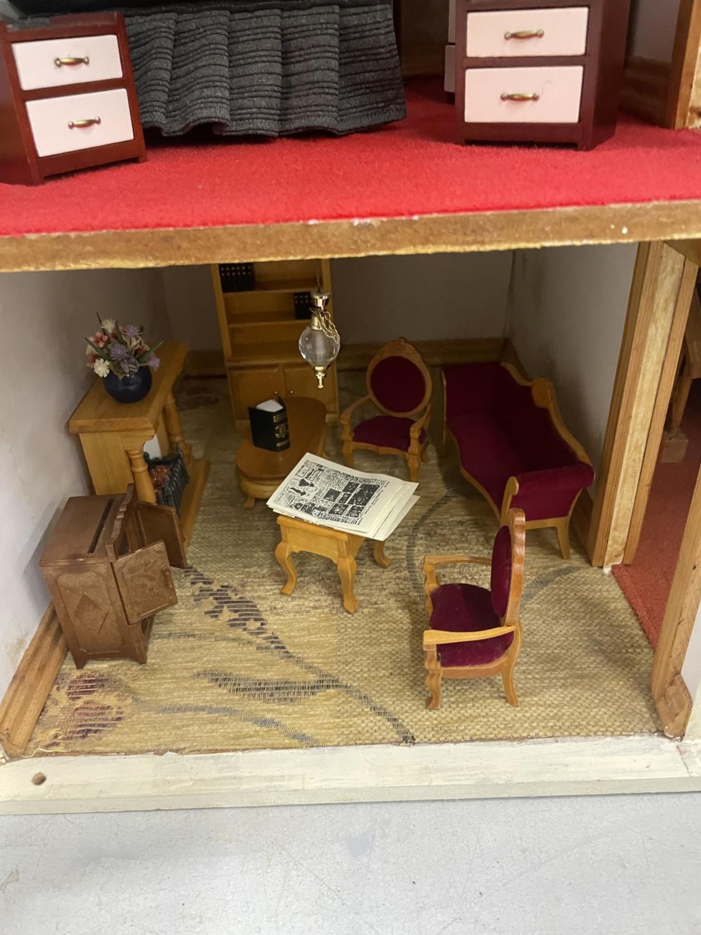 A VINTAGE THREE STOREY DOLLS HOUSE WITH FURNITURE AND LIGHTS - Image 8 of 12