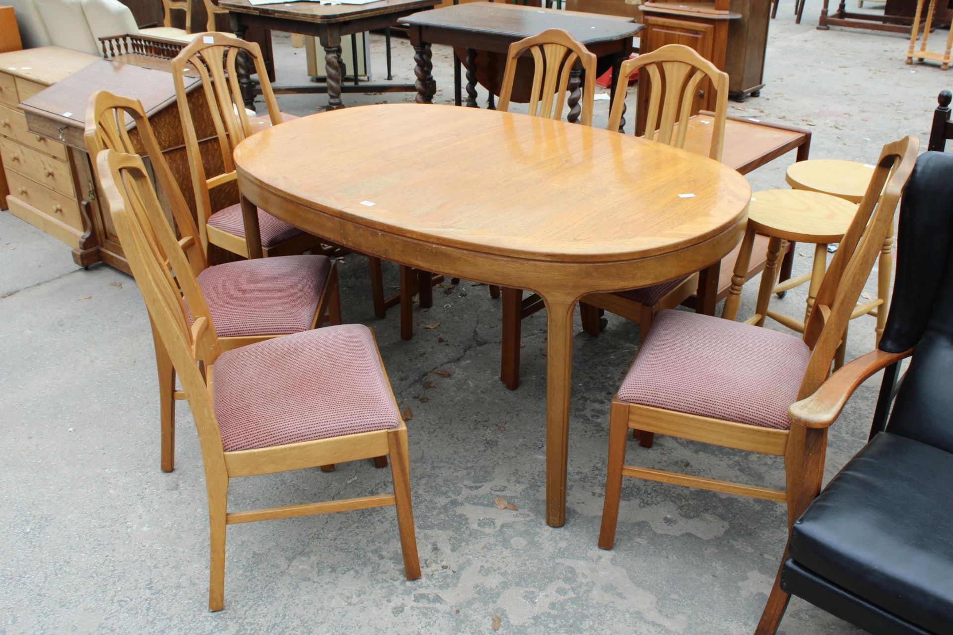 A RETRO TEAK EXTENDING DINING TABLE, 60" X 39" (LEAF 21") AND SIX DINING CHAIRS - Bild 2 aus 6