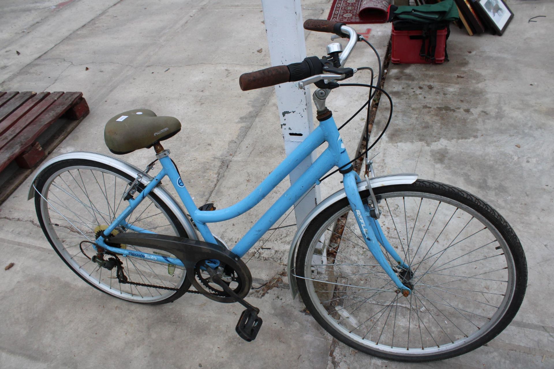 A LADIES REFLEX BIKE WITH 7 SPEED SHIMANO GEAR SYSTEM