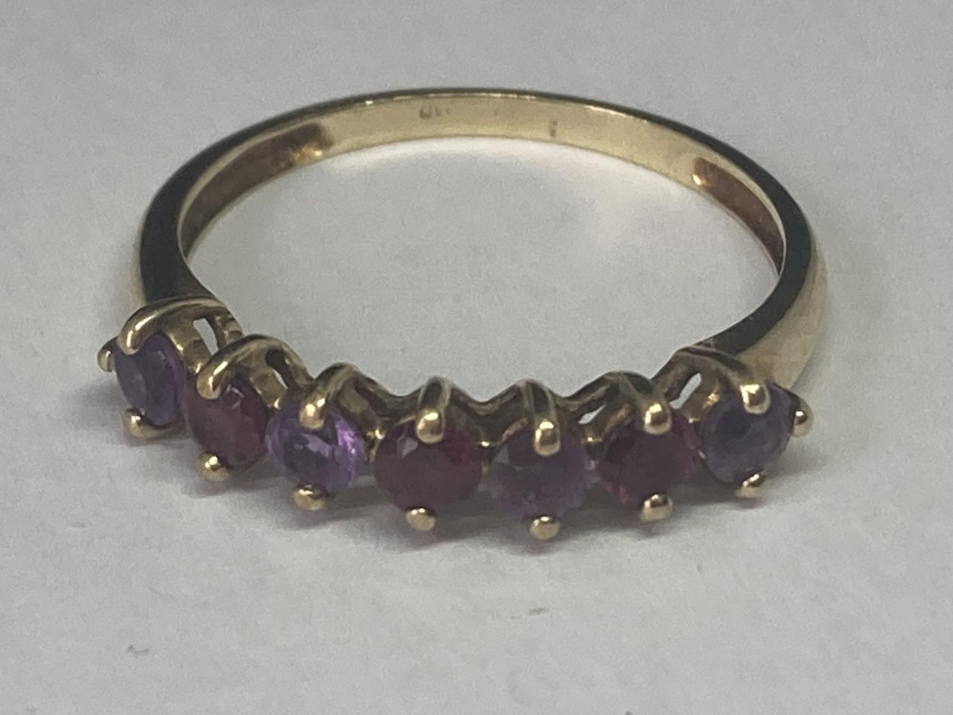 A 9 CARAT GOLD RING WITH GARNETS AND AMETHYSTS SIZE Q - Image 2 of 8