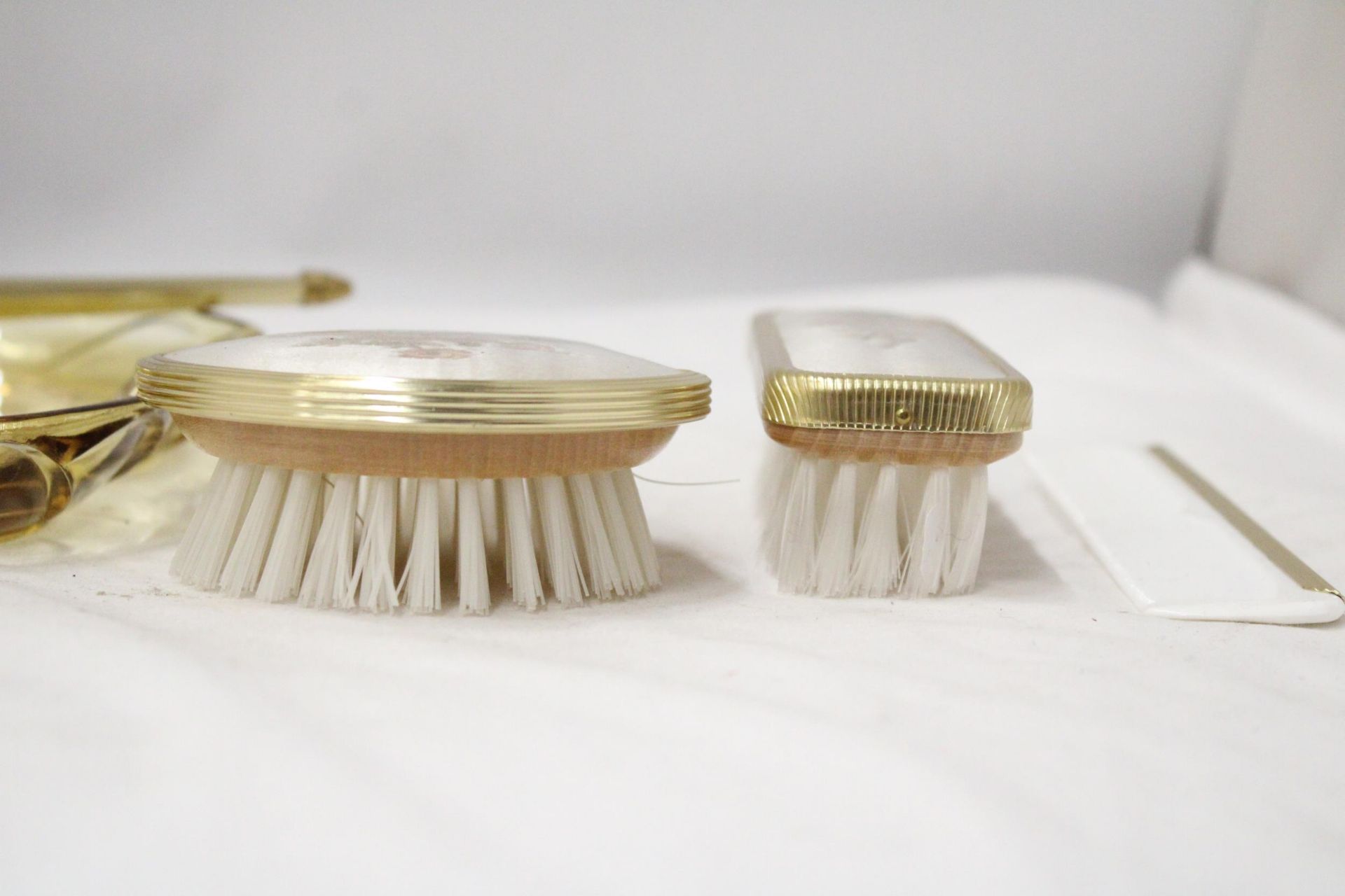 A VINTAGE DRESSING TABLE BRUSH TO INCLUDE, GLAS TRAY, TWO BRUSHES, A MIRROR AND COMB, WITH - Image 4 of 6