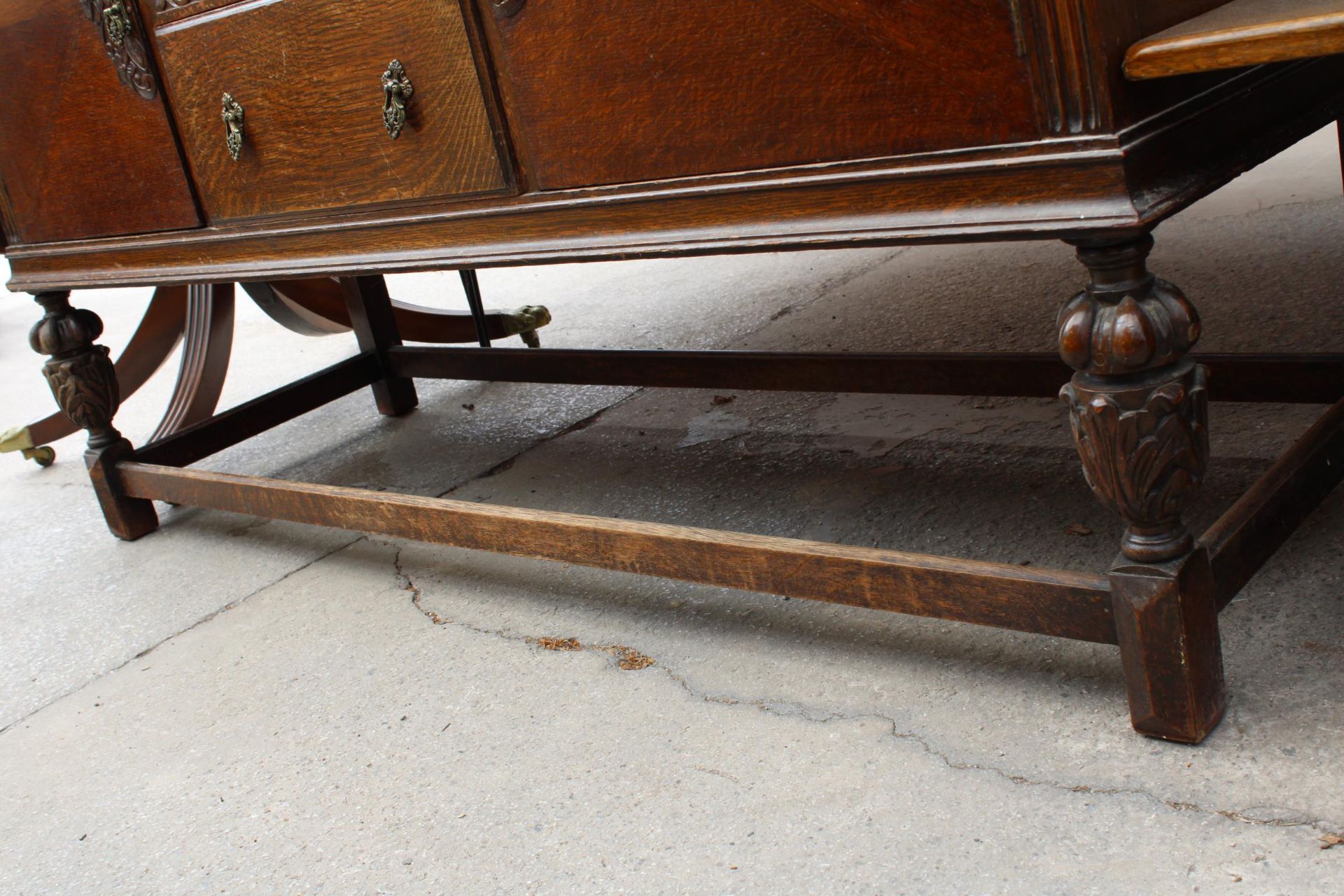 A MID 20TH CENTURY OAK SIDEBOARD WITH RAISED BACK, PINEAPPLE COLUMNS AND FRONT LEGS, LABELLED A. - Image 4 of 8