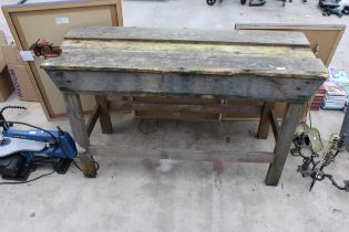 A VINTAGE WOODEN WORK BENCH WITH SMALL BENCH VICE