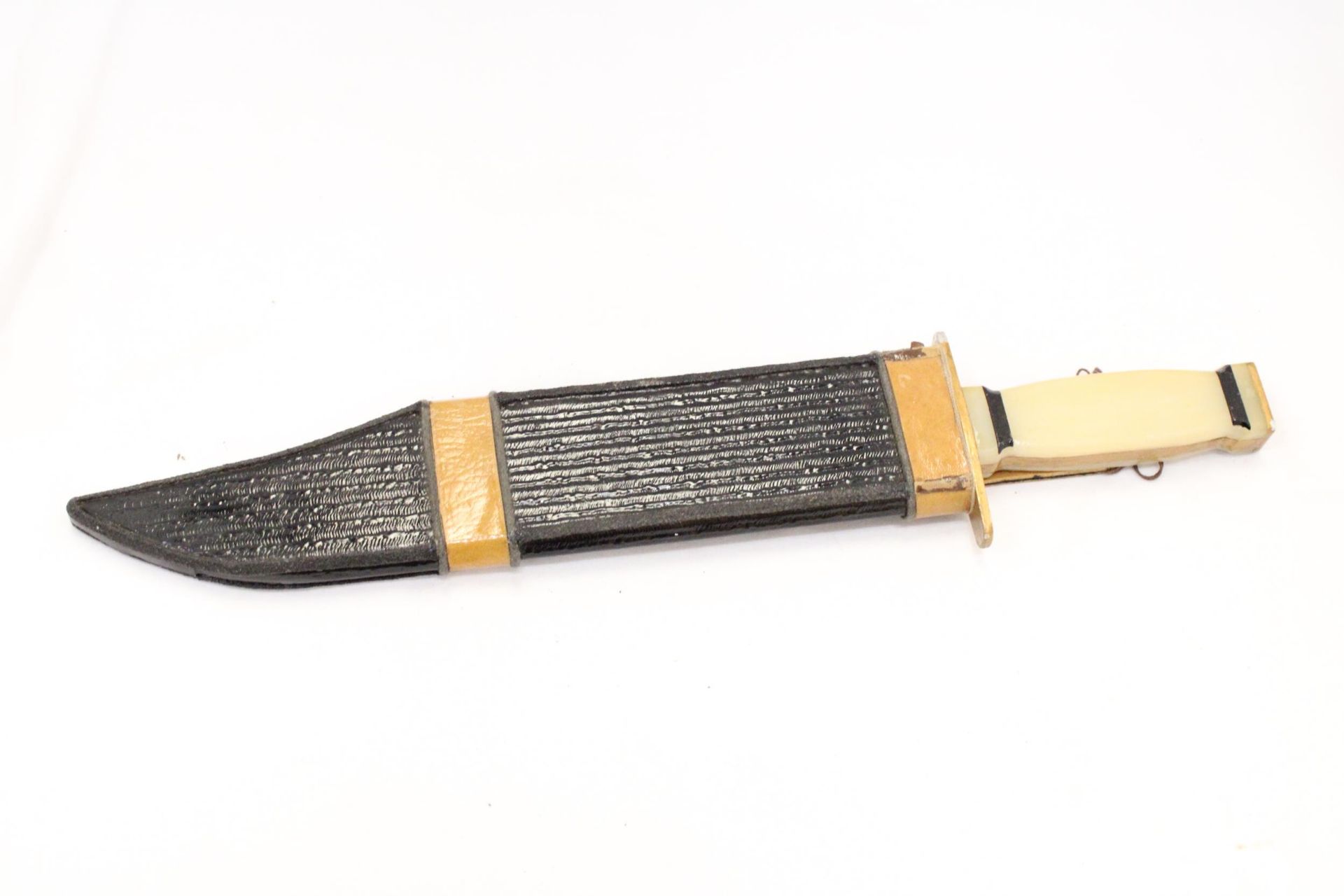 A BOWIE KNIFE IN SHEATH - APPROXIMATELY 40CM LONG - Image 4 of 4