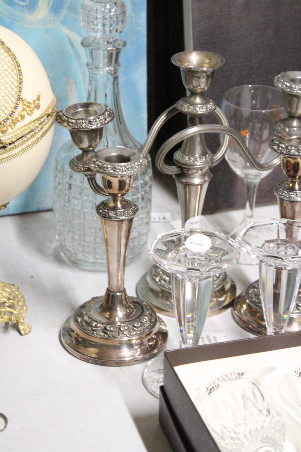 AN ASSORTMENT OF ITEMS TO INCLUDE A PAIR OF ROYAL LIMITED CZECH REPUBLIC CRYSTAL CANDLE STICKS, - Image 5 of 5