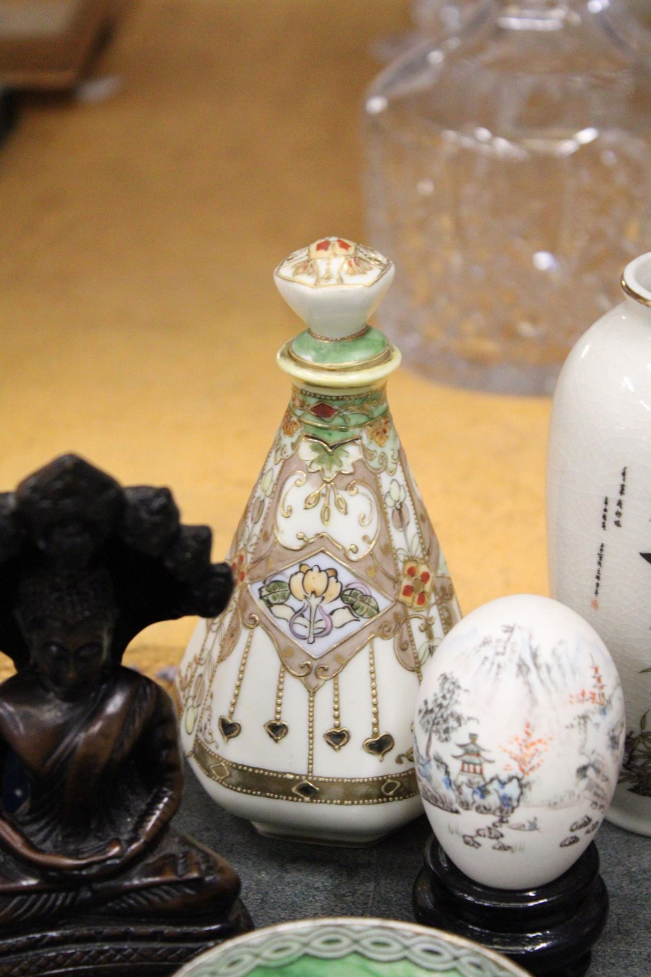 A COLLECTION OF ORIENTAL ITEMS TO INCLUDE A JAPANESE, BIJUTSU, TOKI SIGNED PORCELAIN VASE, A - Image 3 of 5