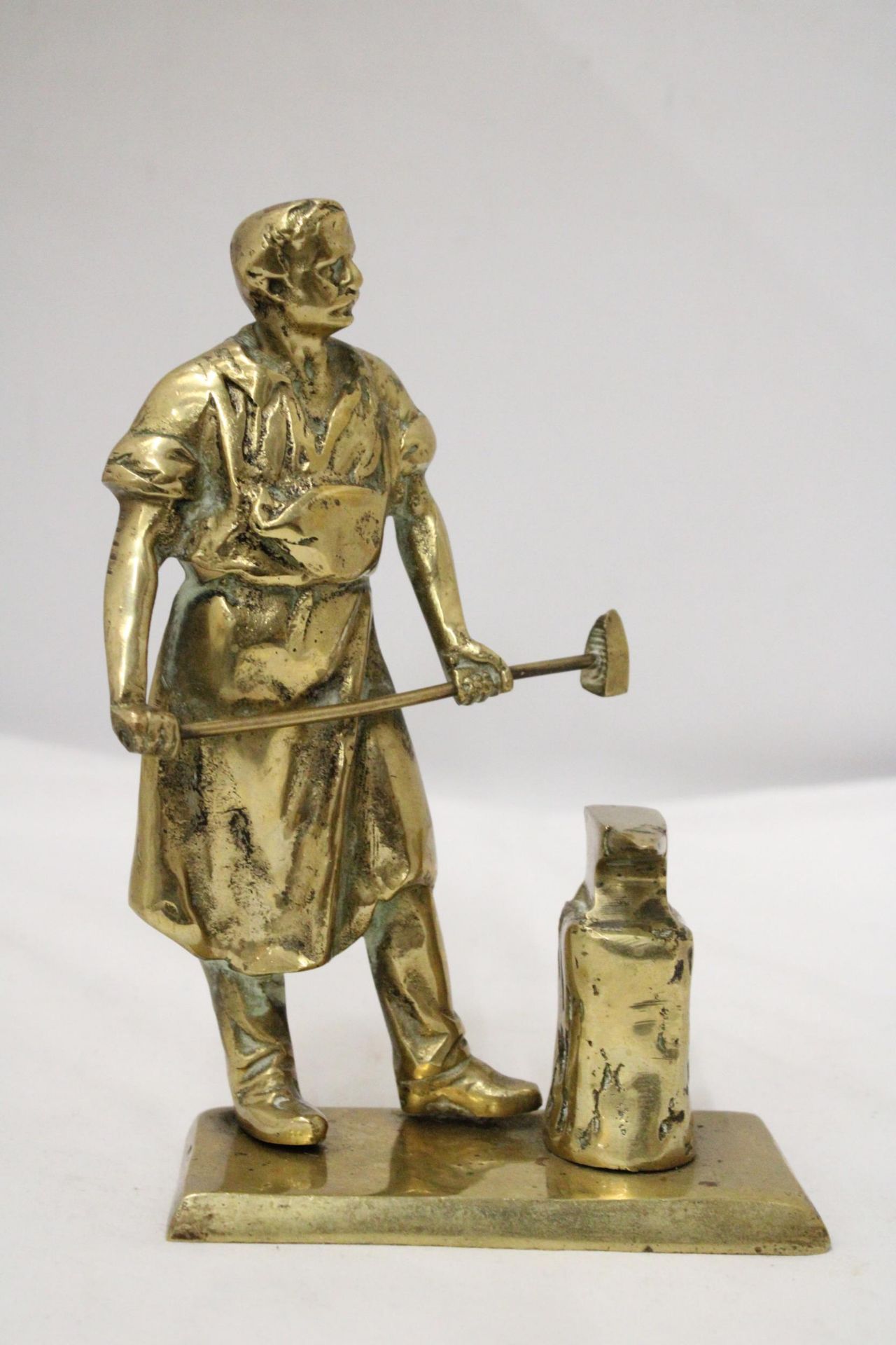 A HEAVY, SOLID, BRASS BLACKSMITH FIGURE, WEIGHS 4 KILOS, HEIGHT 20CM - Image 2 of 5