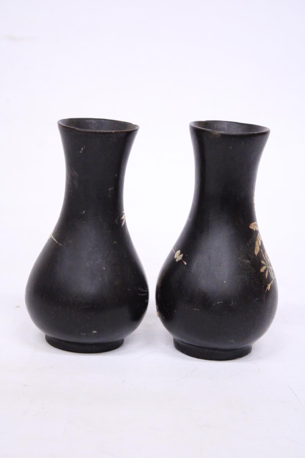 A PAIR OF FOOTED WOODEN LACQUER VASES WITH ORIENTAL SCENES - 14 CM (H) - Image 3 of 5