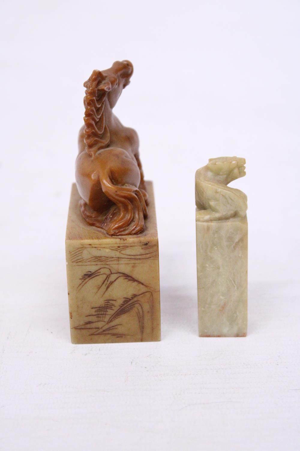 A CHINESE CARVED SOAPSTONE SEAL DEPICTING A REARING HORSE TOGETHER WITH A LION SEAL CARVING - Image 2 of 6