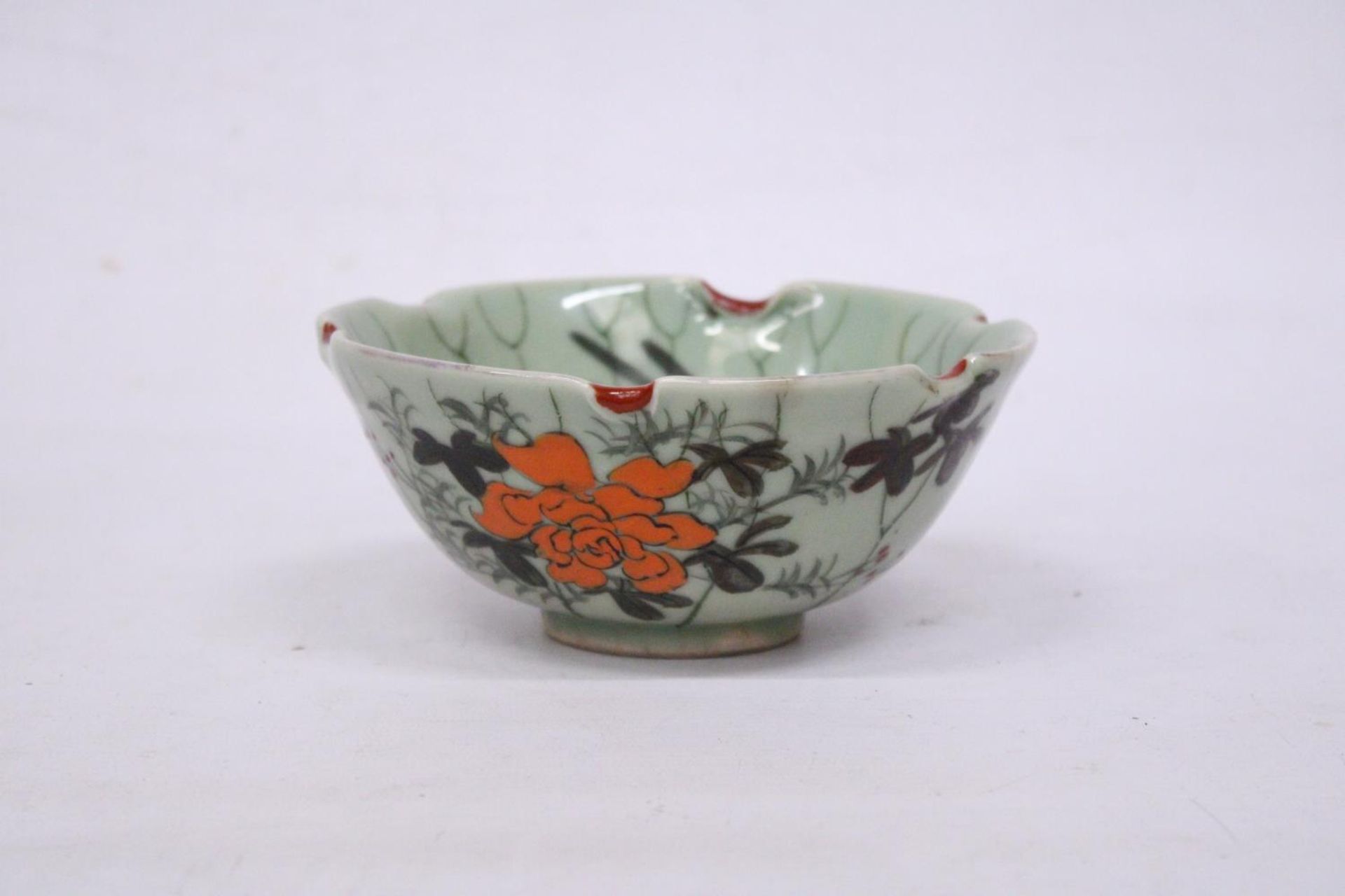 A CHINESE PORCELAIN GLAZED FOOTED BOWL WITH FLORAL DECORATION - Image 2 of 7