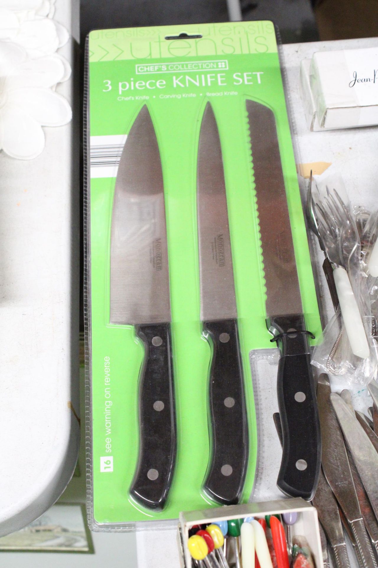 A LARGE QUANTITY OF FLATWARE TO INCLUDE A THREE PIECE KNIFE SET - Image 5 of 6