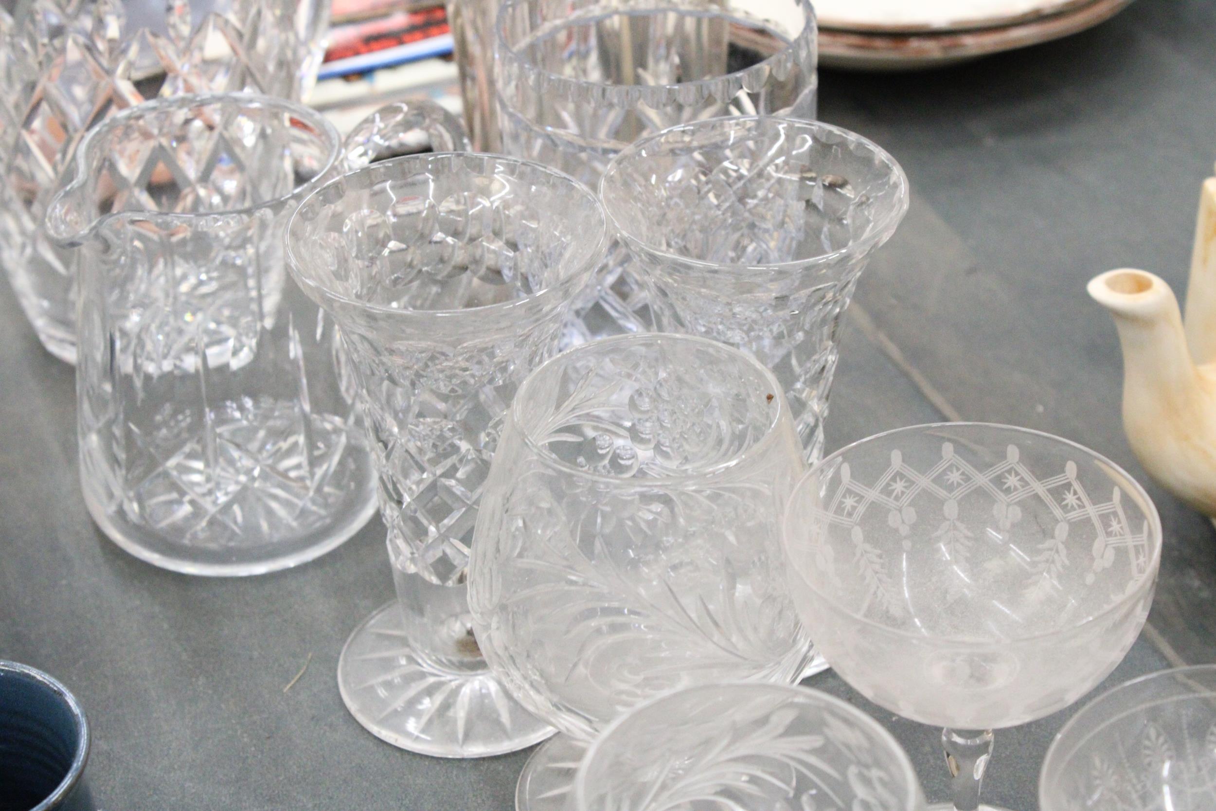 A QUANTITY OF GLASSWARE TO INCLUDE JUGS, VASES, BRANDY BALLOONS, TUMBLERS, ETC - Image 6 of 6