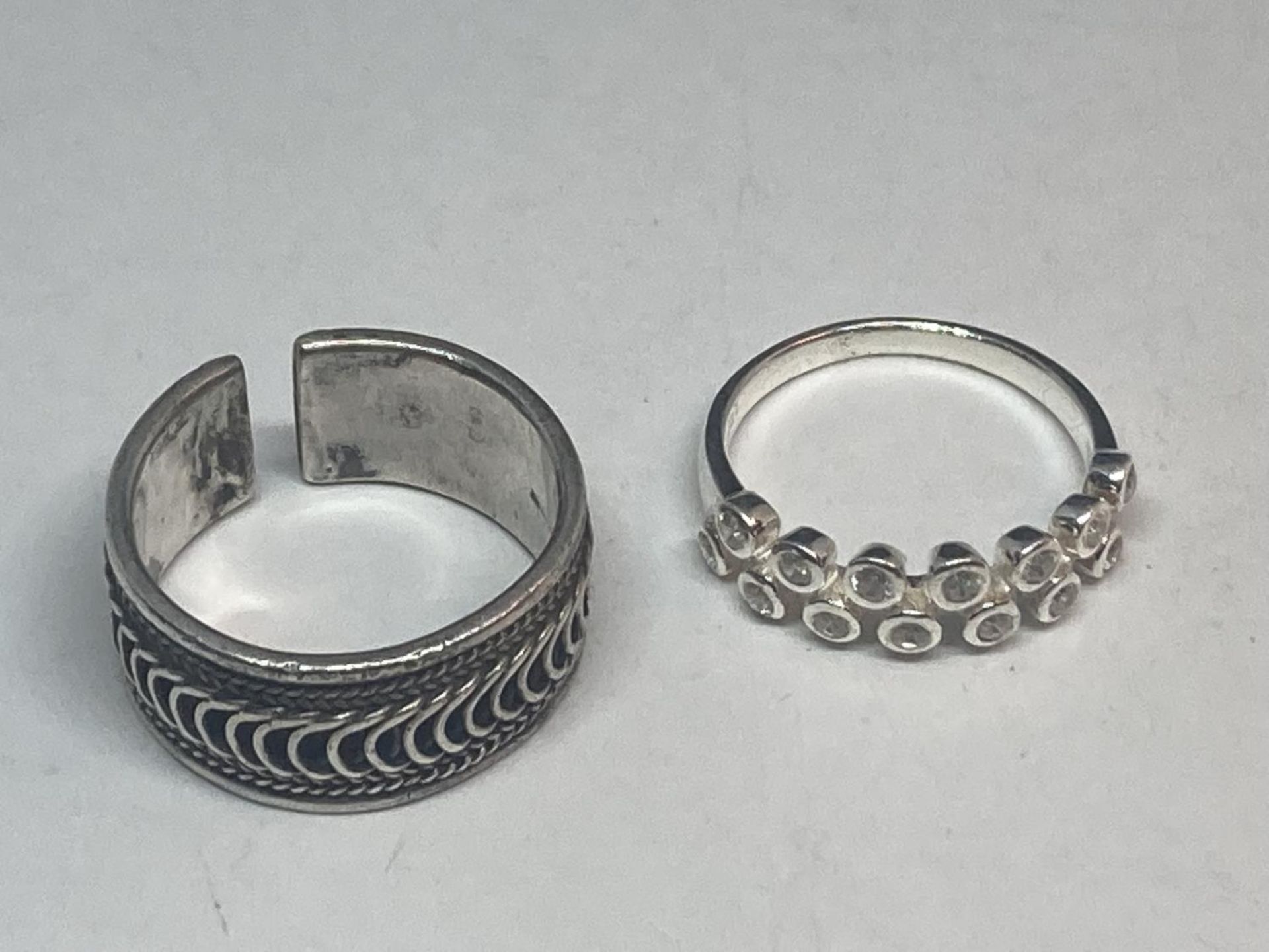 FOUR VARIOUS SILVER RINGS - Image 4 of 6