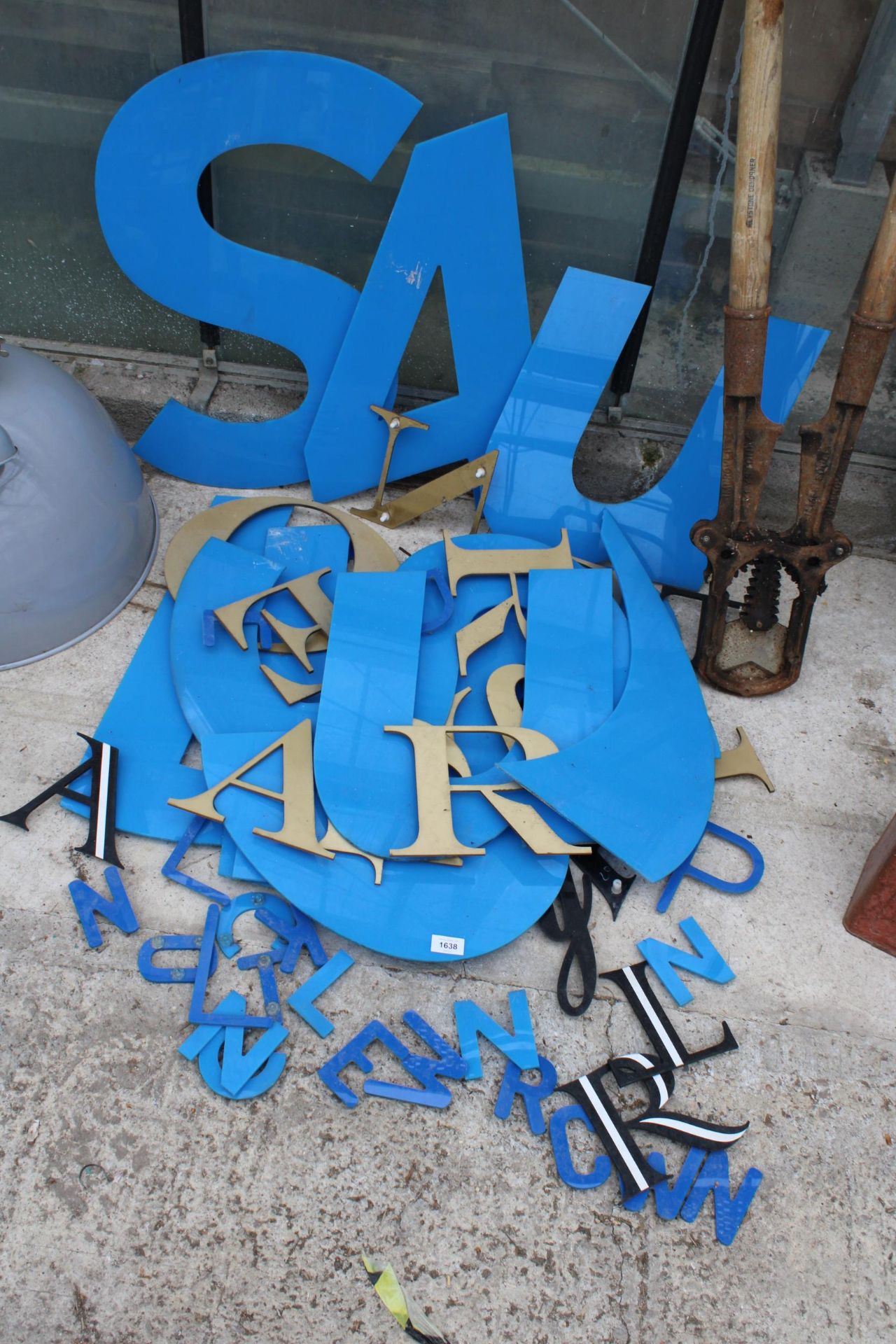 A LARGE ASSORTMENT OF VARIOUS SIZED PERSPEX SIGN MAKING LETTERS