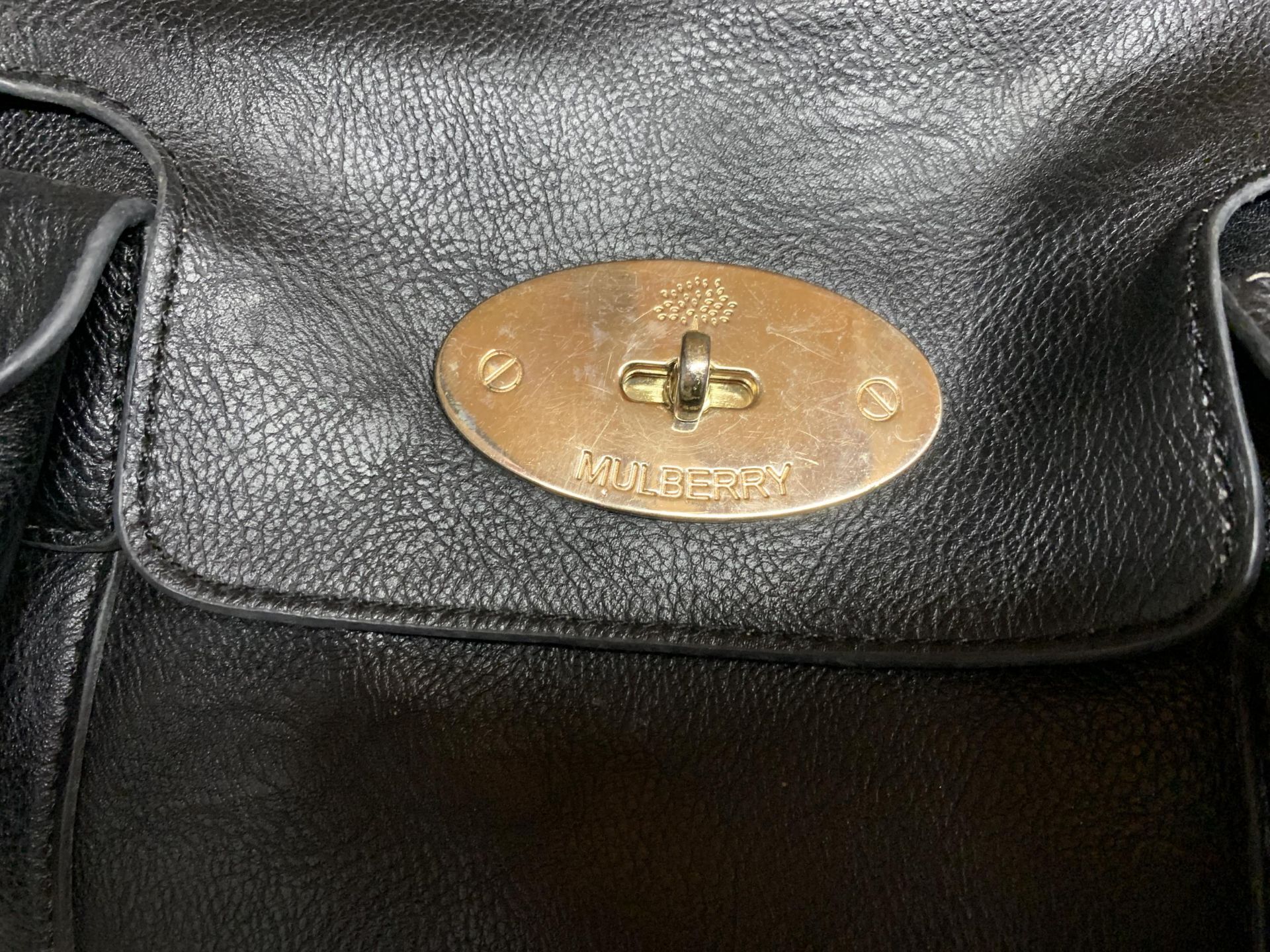 A VINTAGE MEDIUM BLACK SHOULDER BAG MARKED MULBERRY, WITH BRASS HARDWARE - Image 2 of 4