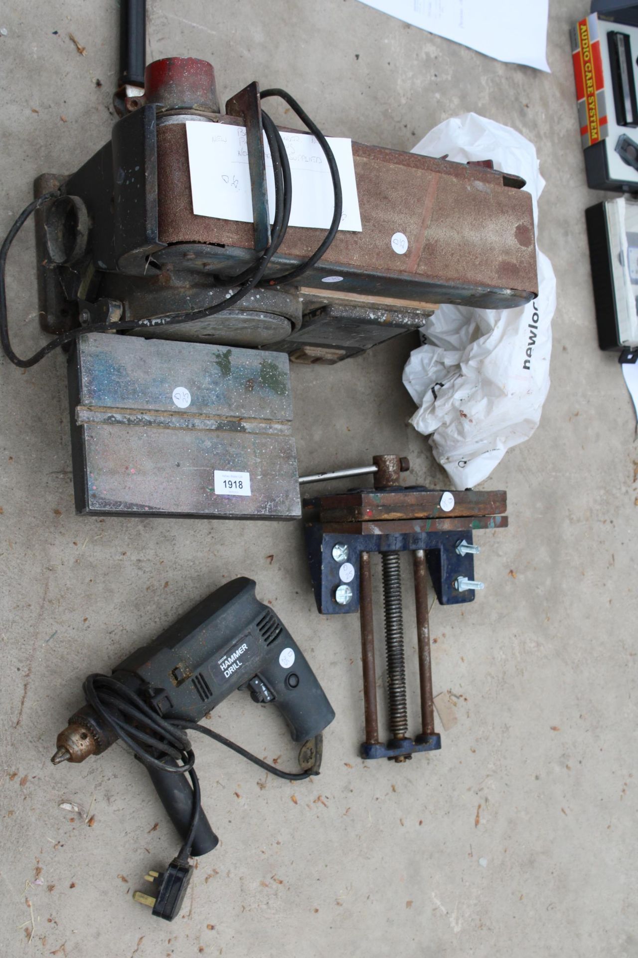 AN ASSORTMENT OF TOOLS TO INCLUDE A BELT SANDER AND A VICE ETC - Image 2 of 2