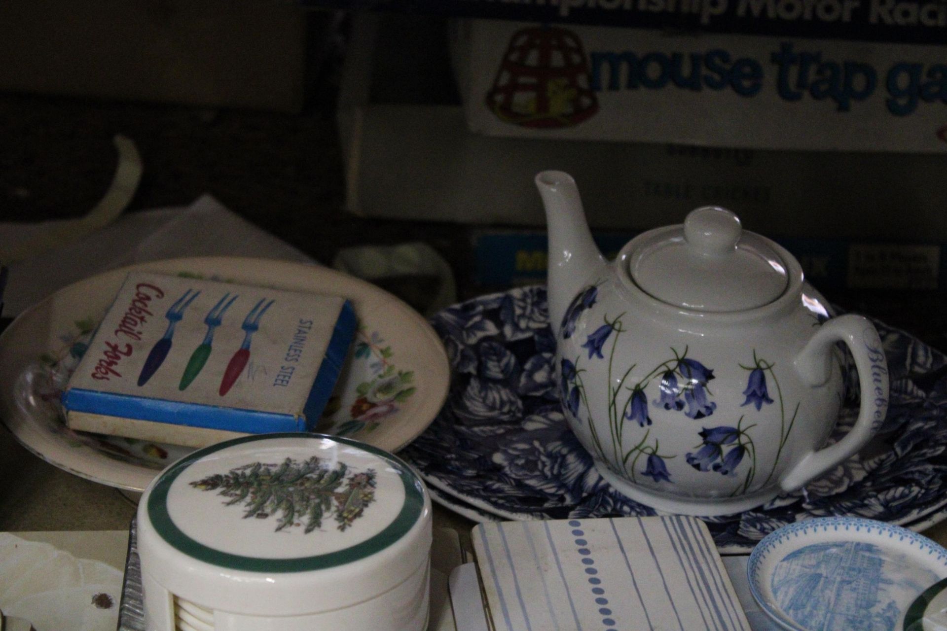 A LARGE MIXED LOT TO INCLUDE PLACEMATS, SPODE COASTERS, TEAPOTS, PLANTERS, ETC., - Image 5 of 6