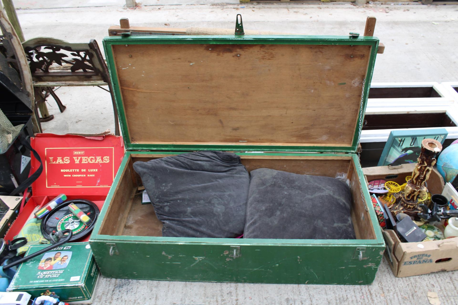 A LARGE VINTAGE WOODEN STORAGE BOX - Image 2 of 2