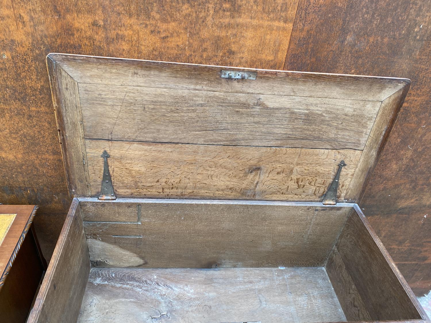 AN 18TH CENTURY OAK AND CROSSBANDED DOWRY CHEST ON STAND, ENCLOSING THREE DRAWERS ON LATER - Image 7 of 8