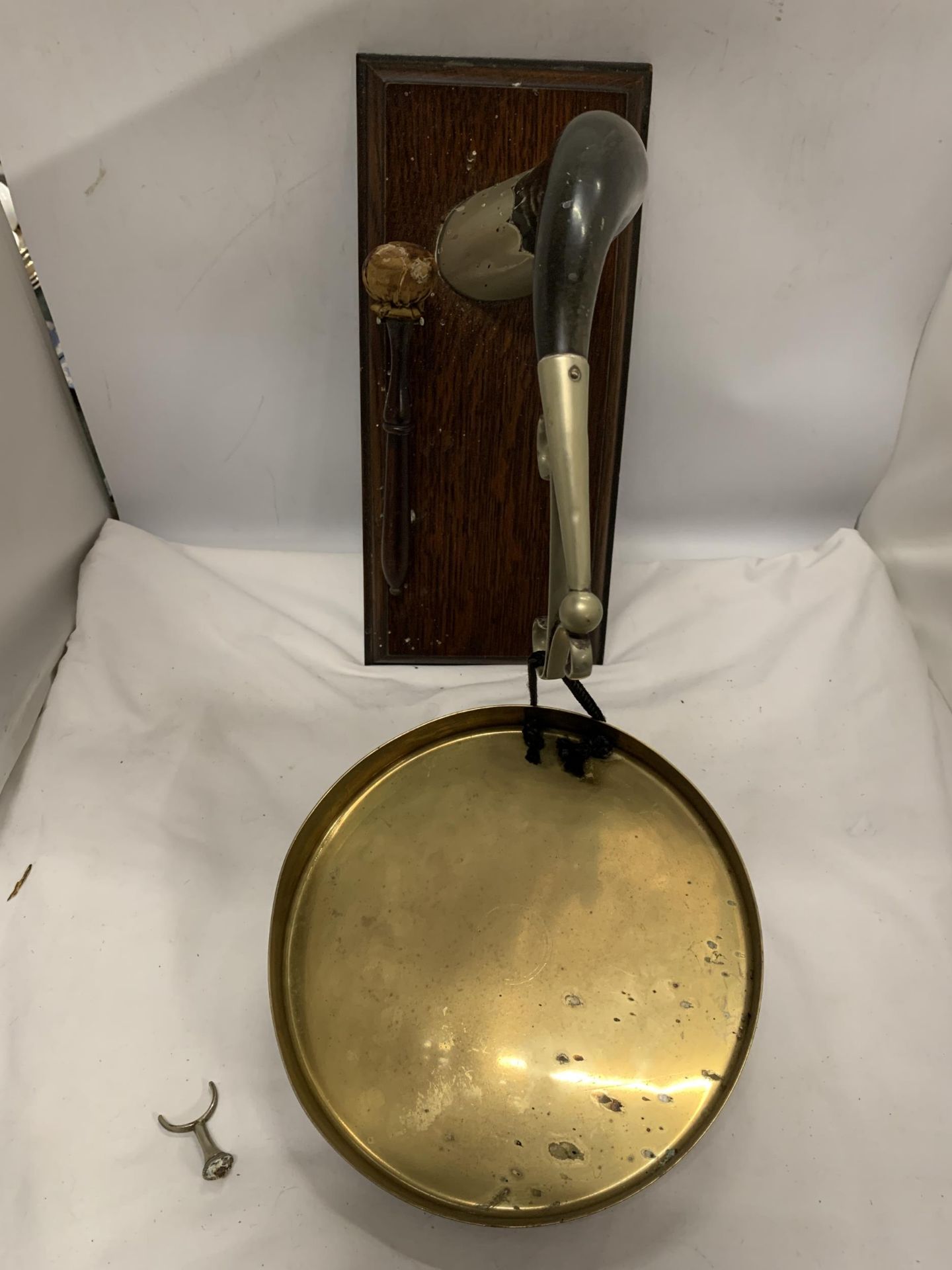 A VINTAGE BRASS AND HORN HANGING STAND ON WOODEN PLINTH TOGETHER WITH A BRASS GONG - Image 4 of 4