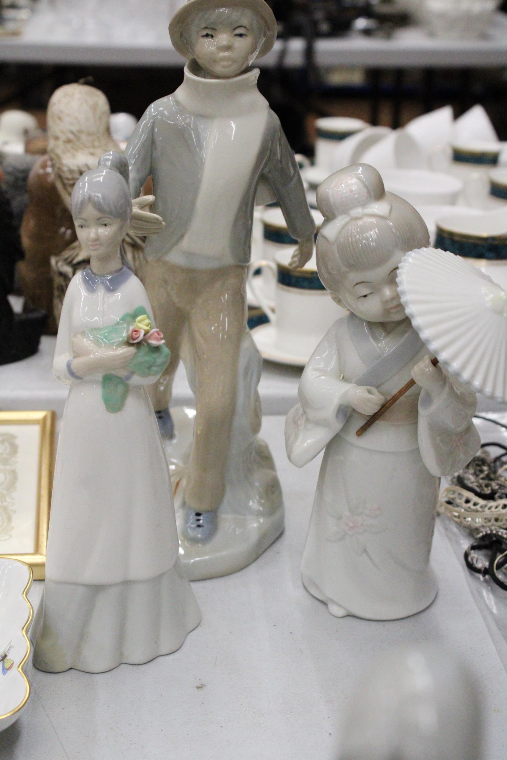 A COLLECTION OF SIX LLADRO STYLE FIGURES TO INCLUDE A ROYAL DOULTON - Image 4 of 6