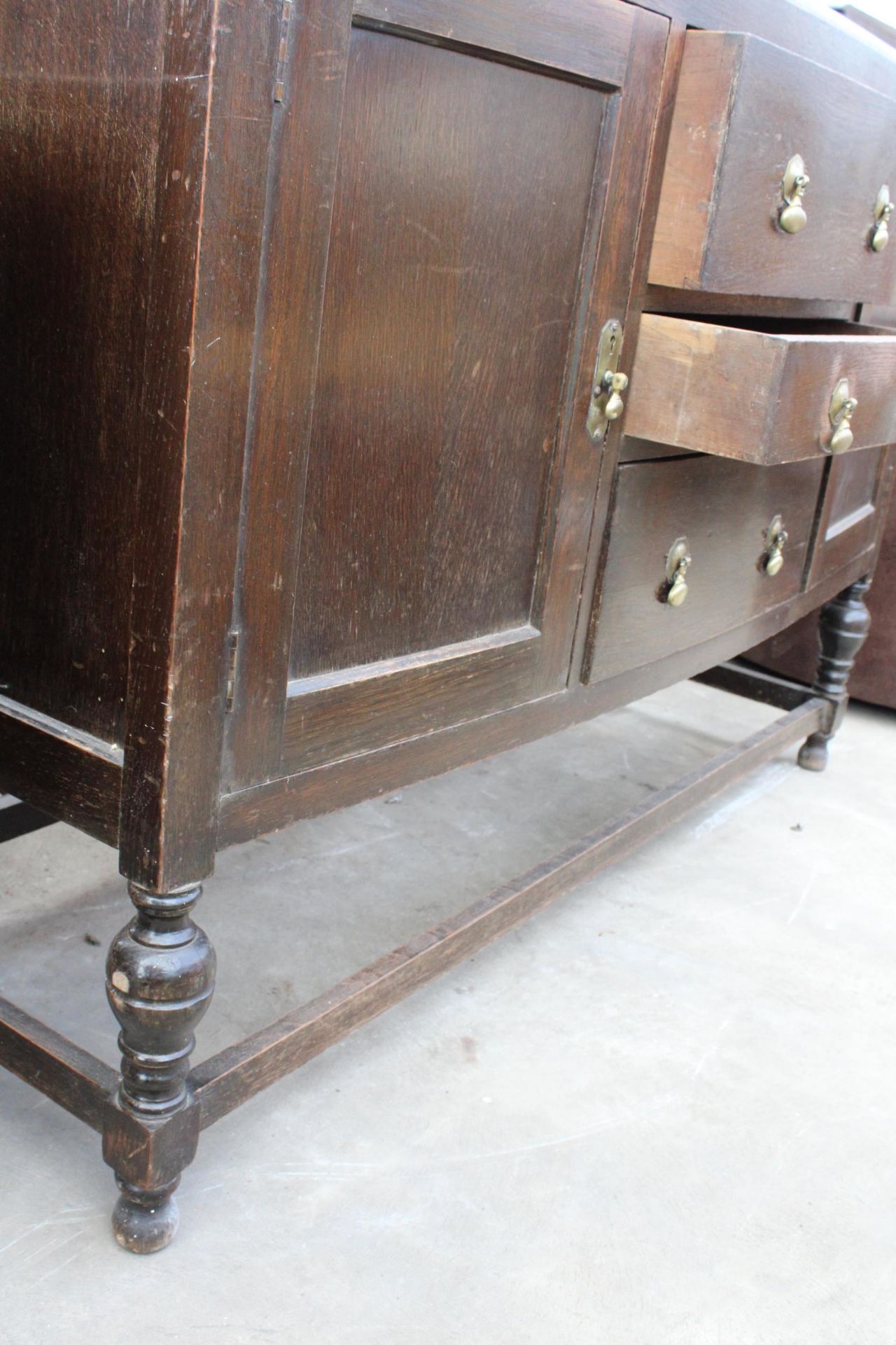 AN EARLY 20TH CENTURY OAK SIDEBOARD ON OPEN BASE WITH TURNED LEGS, 54" WIDE - Image 3 of 4