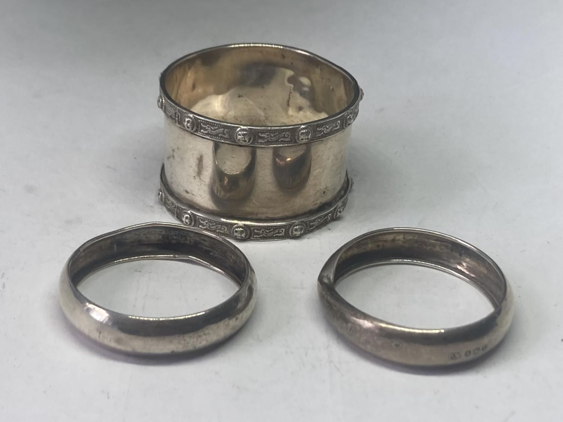 THREE HALLMARKED SILVER NAPKIN RINGS GROSS WEIGHT 41.35 GRAMS - Image 3 of 8