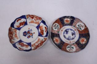 TWO PORCELAIN IMARI PLATES - 21 CM (D)