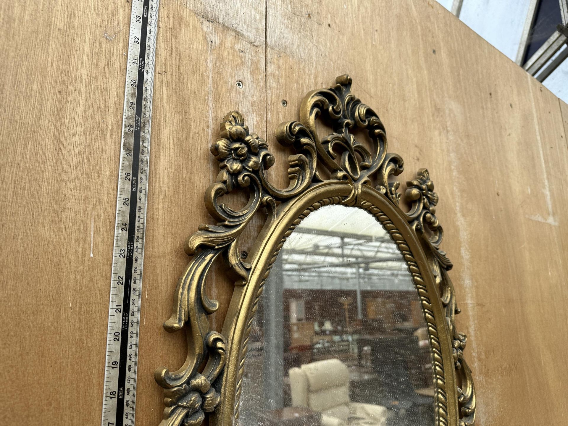 AN ARCHED GILT FRAMED MIRROR - Image 2 of 3
