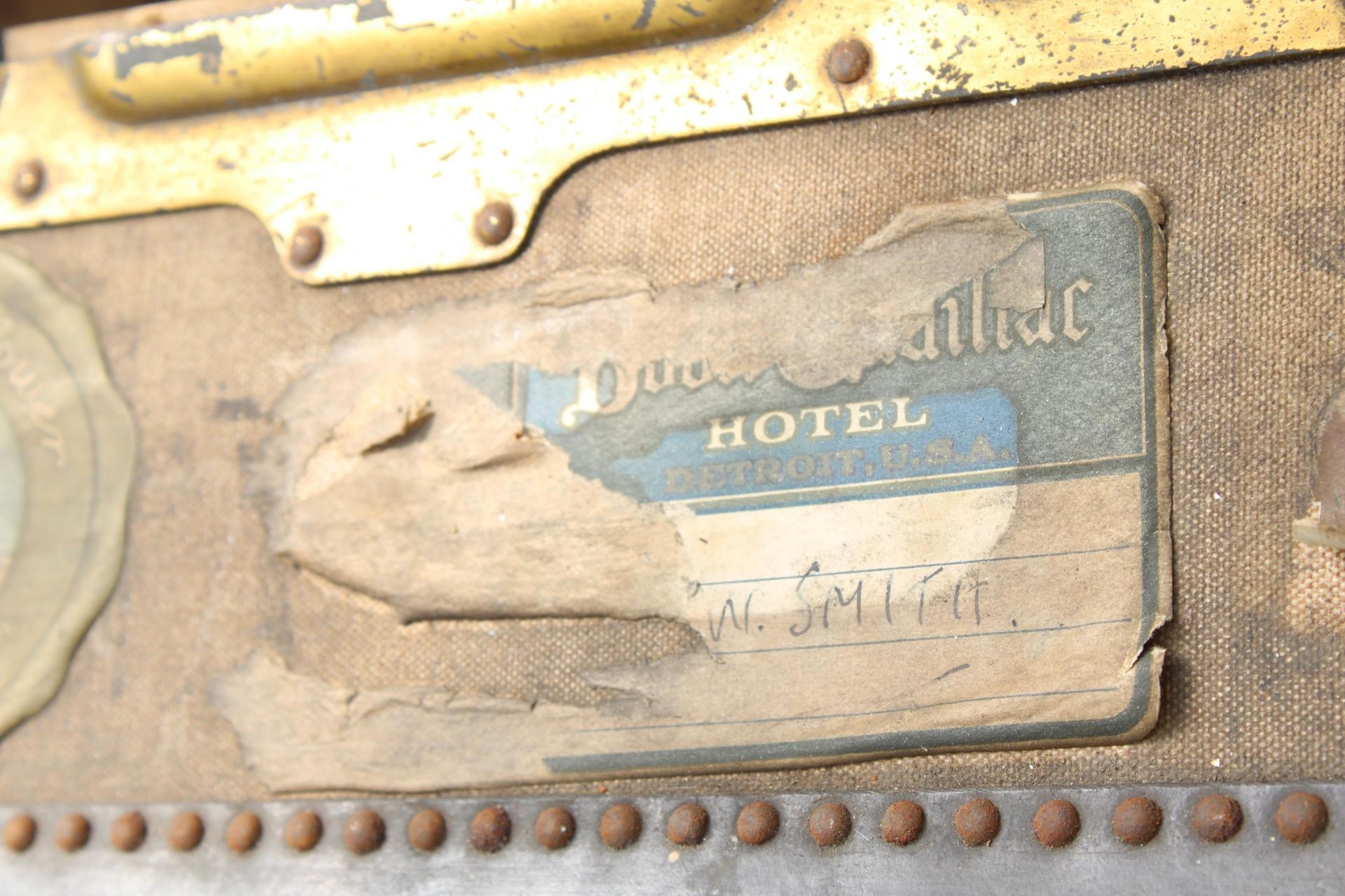 AN EARLY 20TH CENTURY ANTLER LUGGAGE TRAVEL WARDROBE STEAMER TRUNK BEARING VARIOUS TRAVEL LABELS - Image 7 of 16
