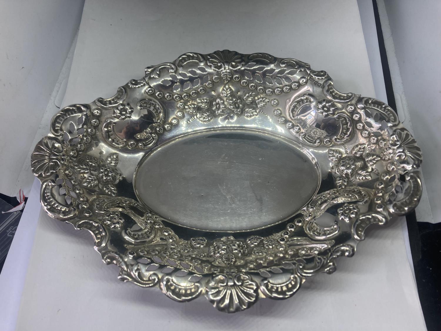 A DECORATIVE HALLMARKED SHEFFIELD SILVER DISH GROSS WEIGHT 124 GRAMS - Image 4 of 10