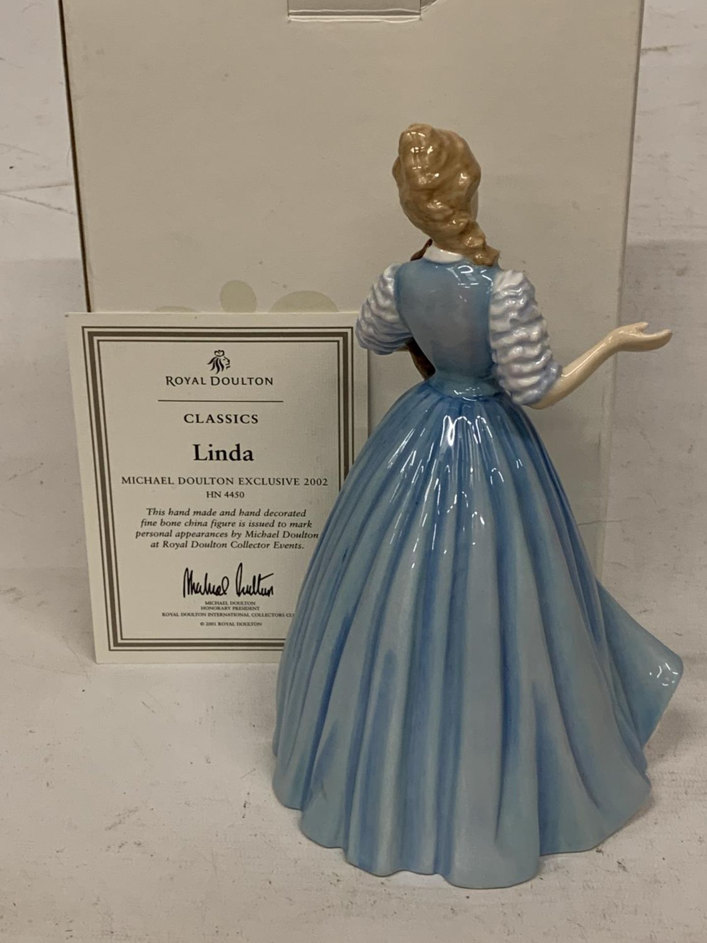 A BOXED ROYAL DOULTON FIGURINE "LINDA" A MICHAEL DOULTON EXCLUSIVE 2002 HN 4450 WITH CERTIFICATE AND - Image 2 of 3