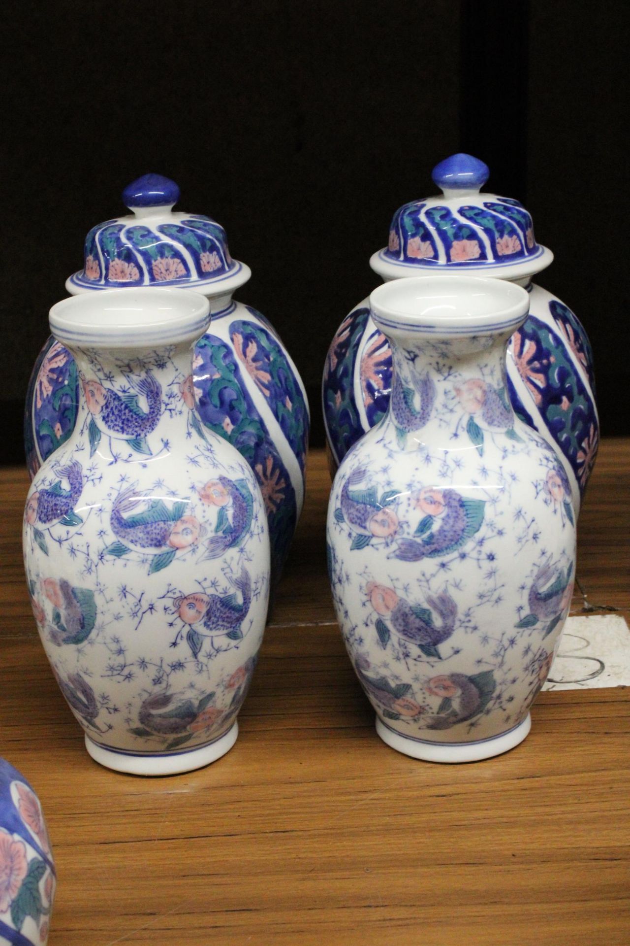 A QUANTITY OF LARGE CERAMICS TO INCLUDE LIDDED POTS, VASES, A GINGER JAR AND FLORAL DOG - Image 3 of 4
