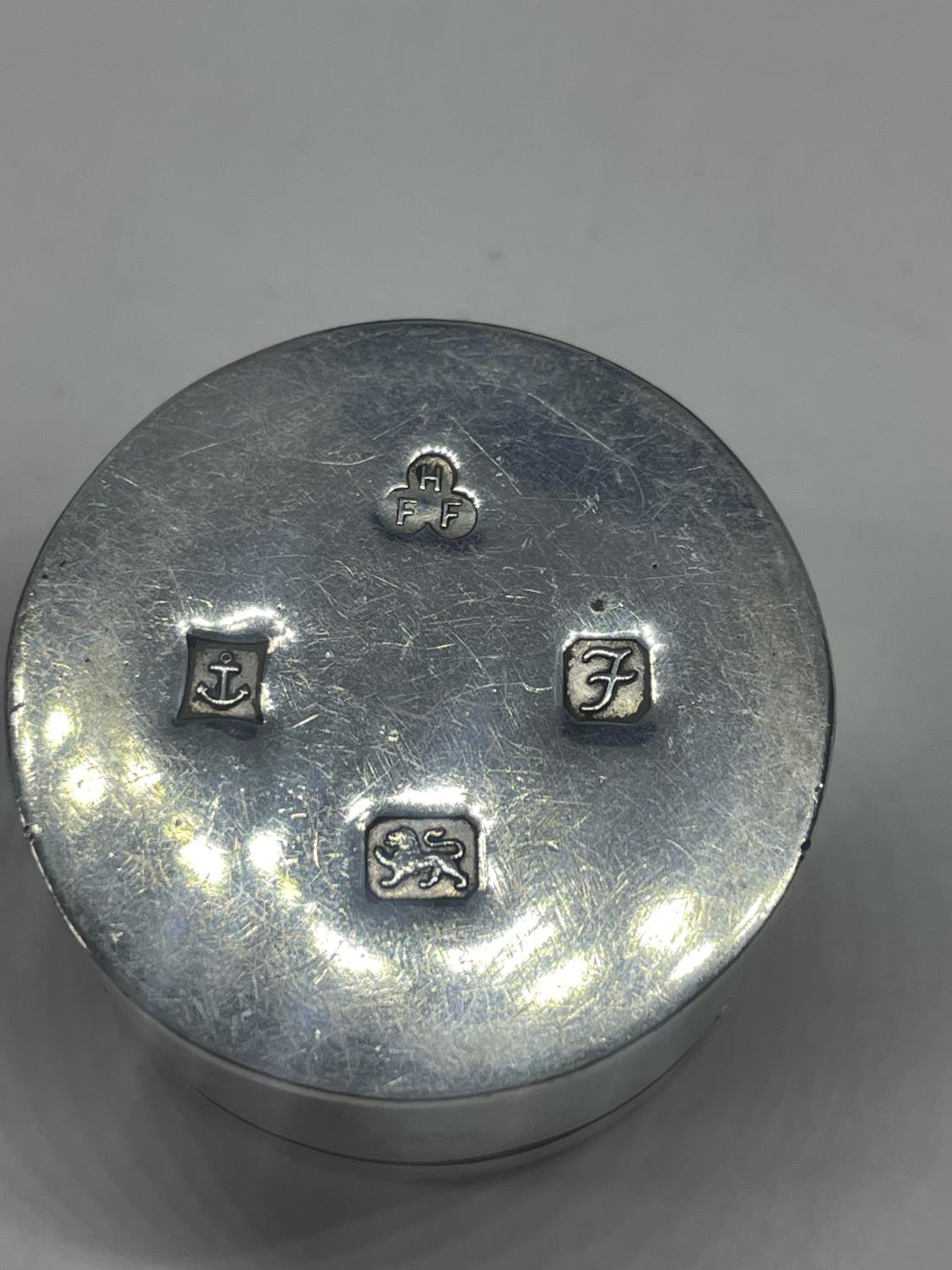 A HALLMARKED BIRMINGHAM SILVER PILL BOX - Image 2 of 2