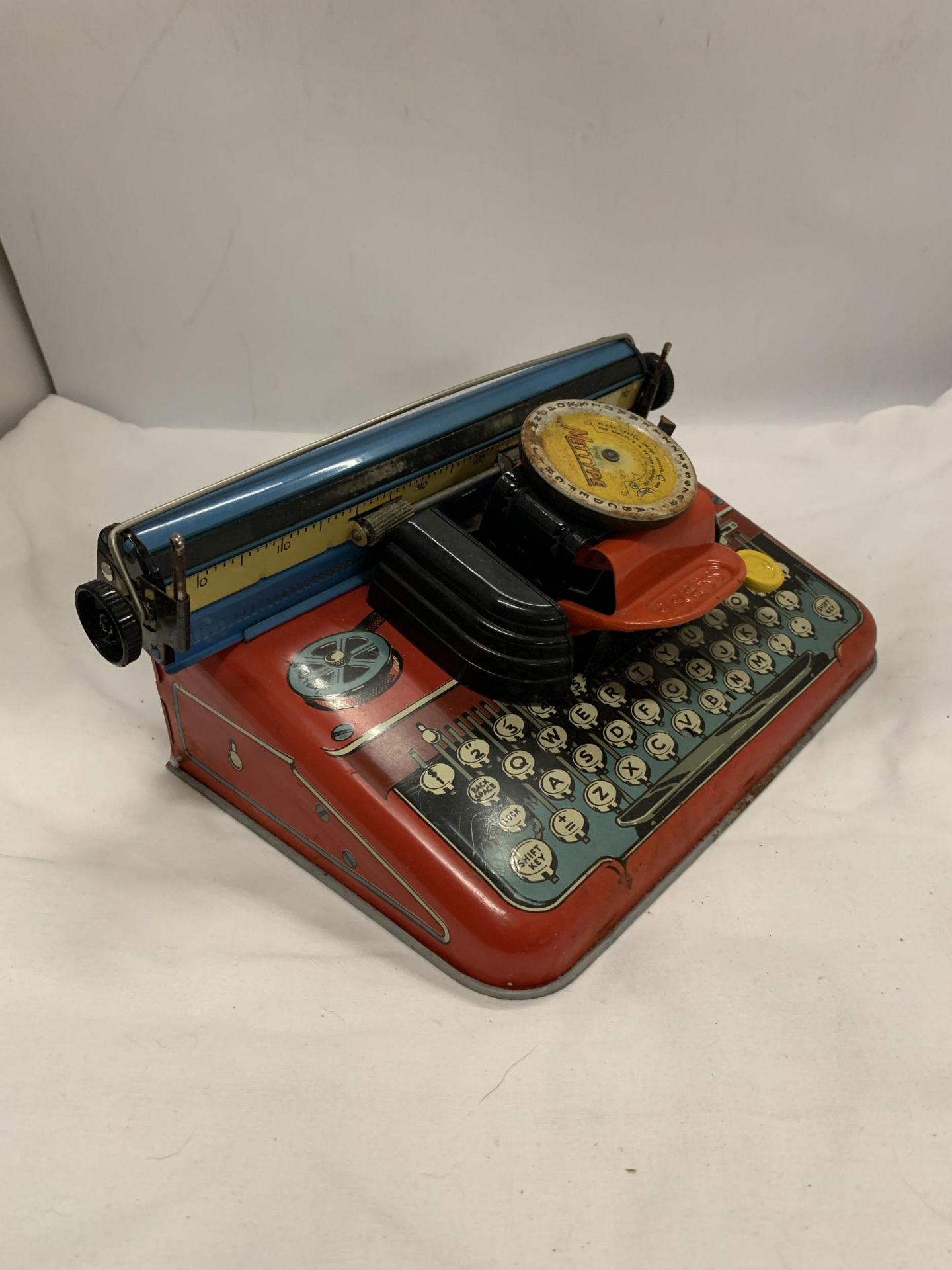 A 1950'S METTYPE JUNIOR TIN TOY TYPEWRITER IN ORIGINAL BOX - Bild 3 aus 5