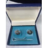 A PAIR OF SILVER CUFFLINKS AND TIE CLIP IN A PRESENTATION BOX