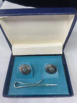A PAIR OF SILVER CUFFLINKS AND TIE CLIP IN A PRESENTATION BOX
