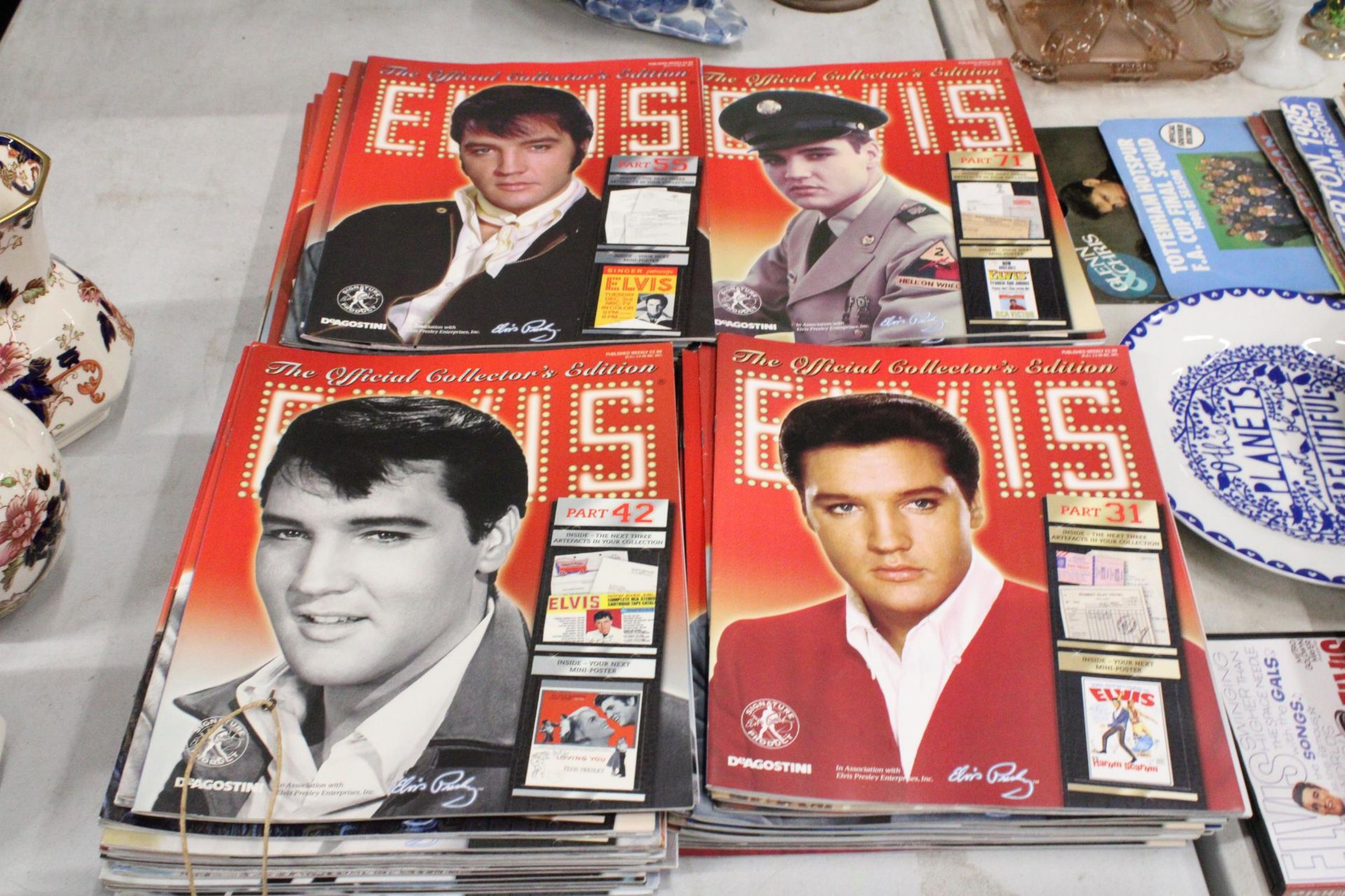 A LARGE QUANTITY OF OFFICIAL COLLECTOR'S EDITIONS, 'ELVIS' BY DEAGOSTINI, IN GOOD CONDITION