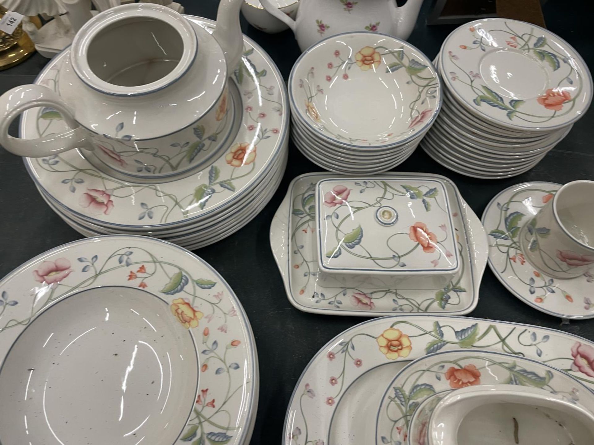 VARIOUS VILLEROY AND BOSH ALBERTINA DINNERWARE ITEMS TO INCLUDE BOWLS, PLATES, DISHES, FORKS, - Image 3 of 8