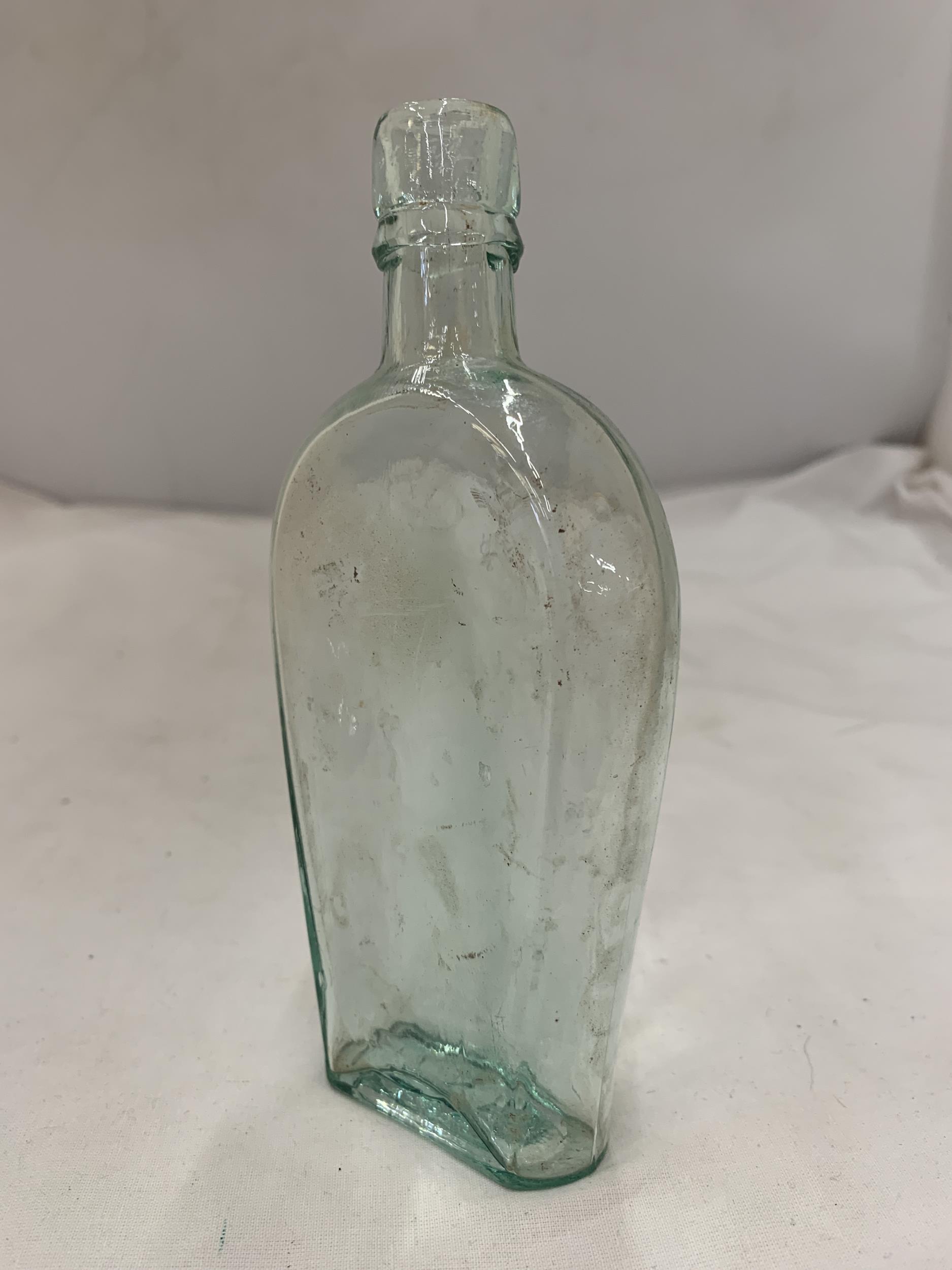 A VINTAGE GERMAN BOTTLE WITH A GOLD SWASTIKA - Image 4 of 8