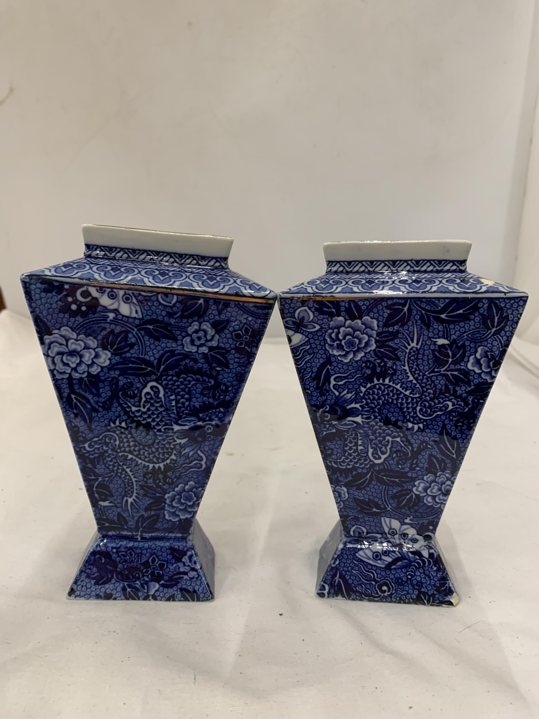 A PAIR OF EARLY 20TH CENTURY, SHELLEY, 'BLUE DRAGON' VASES, HEIGHT 15CM - Image 7 of 9