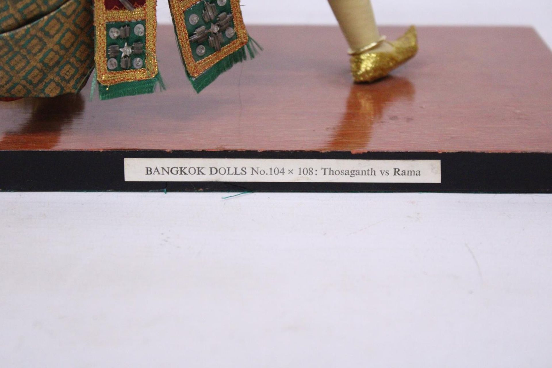 A PAIR OF HANDMADE BANGKOK DOLLS ON WOODEN PLINTH - Image 2 of 6