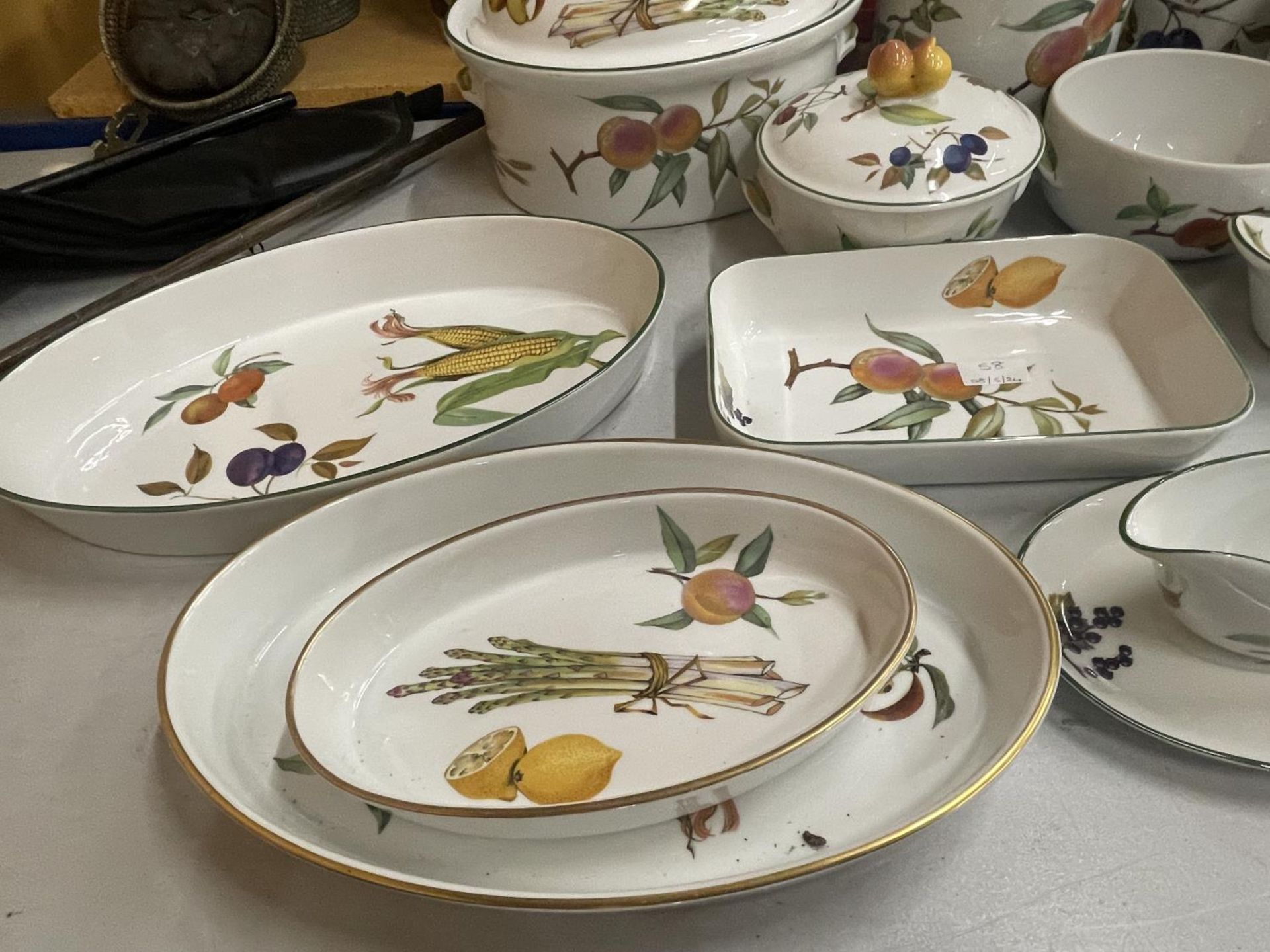 FOURTEEN LARGE ITEMS OF ROYAL WORCESTER EVESHAM TO INCLUDE LIDDED SERVING DISHES, BREAD BIN, - Image 10 of 12
