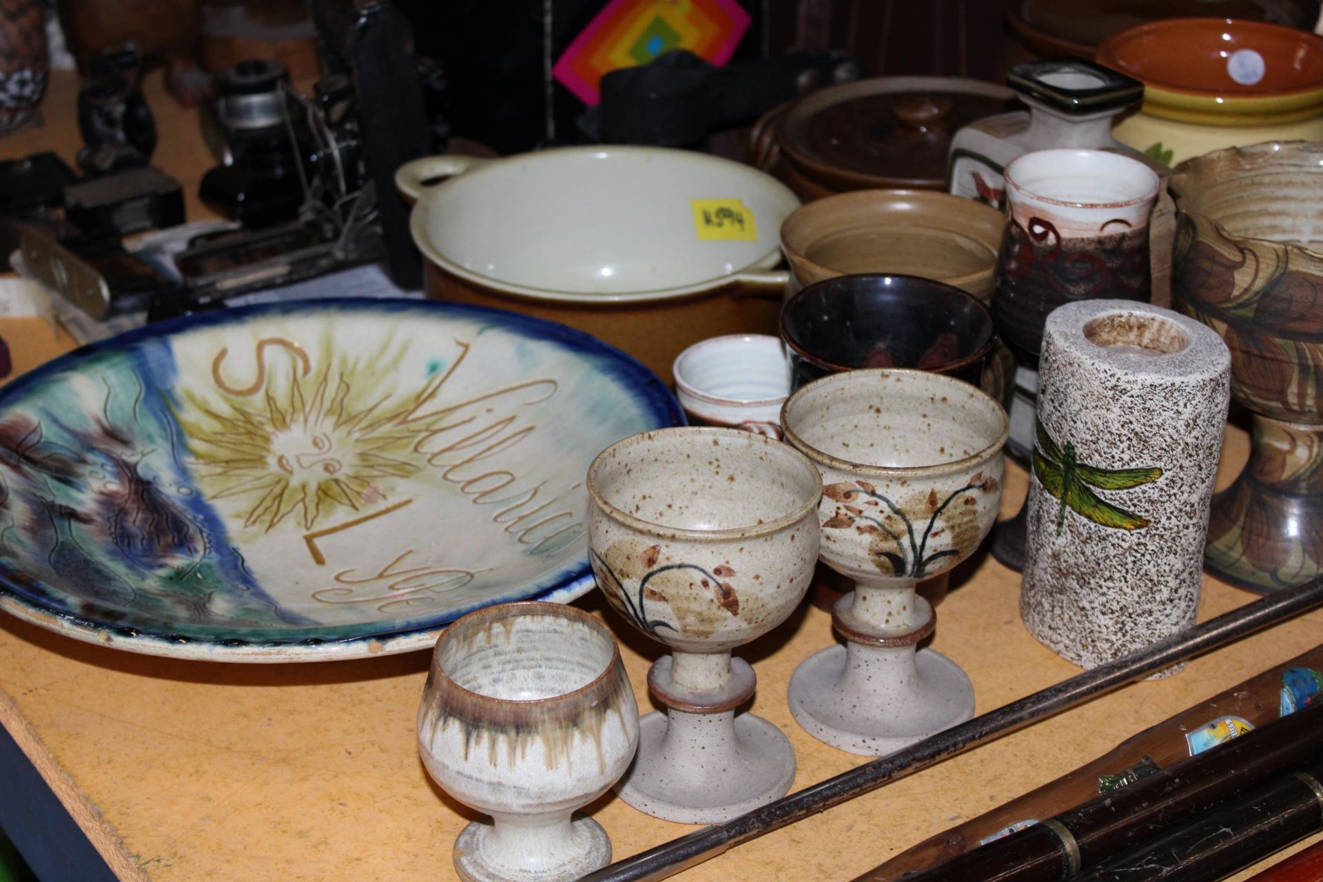 A LARGE COLLECTION OF STUDIO POTTERY TO INCLUDE VASES, GOBLETS, COOKING POTS, ETC - Image 5 of 5
